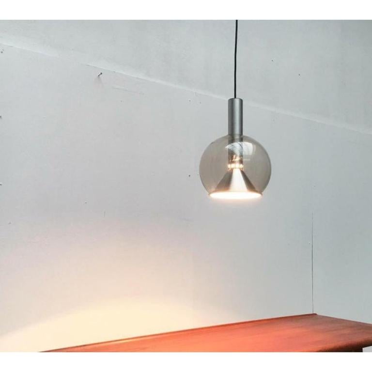 Lampada a sospensione a globo in vetro di Erco, Germania, metà del secolo scorso, anni '60 in vendita 1