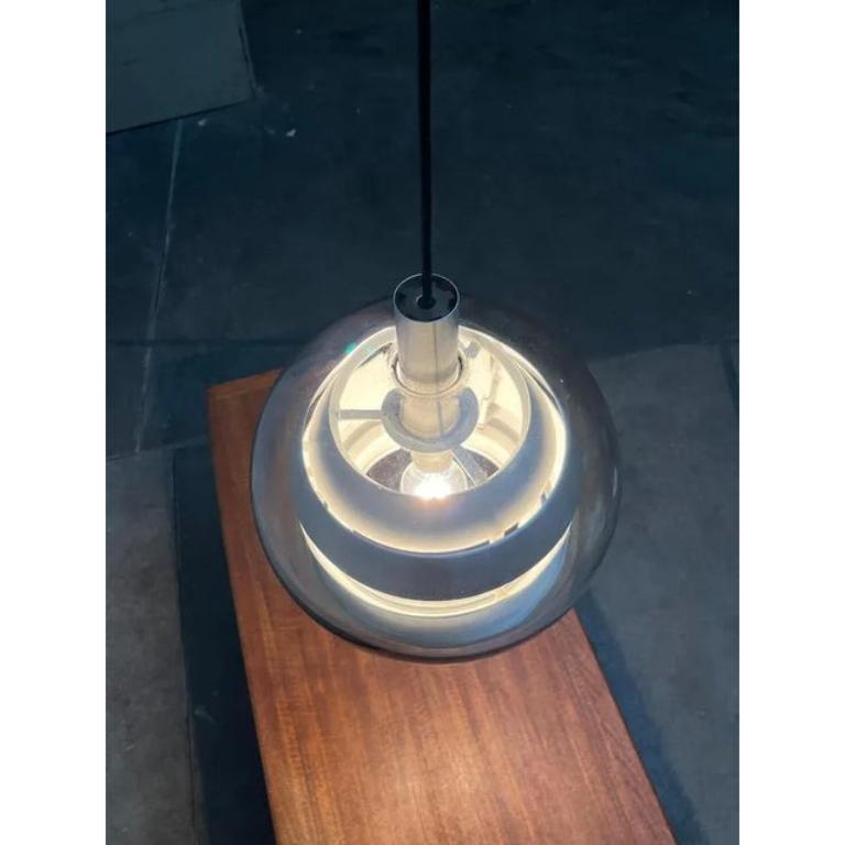 Imponente lampada a sospensione dell'era spaziale del rinomato produttore doria leuchten.

un design realizzato in vetro e alluminio. Il corpo della lampada in vetro rivela la complessa vita interna. Il riflettore interno è realizzato in alluminio e