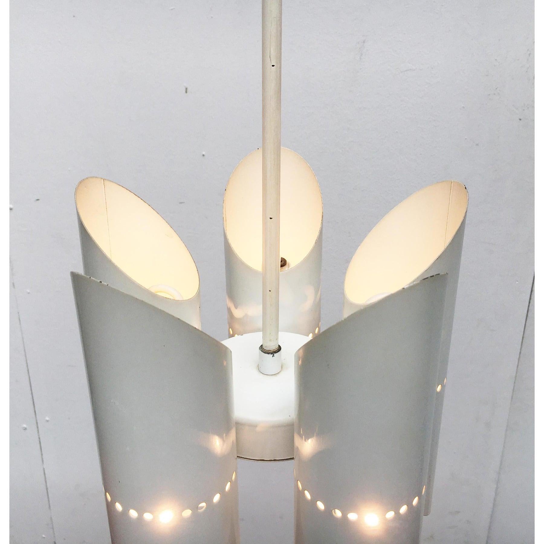Lampada a sospensione a stelo di NO AGE.

Un design minimalista nel linguaggio del design tecnico. Cinque tubi tagliati su entrambi i lati sono disposti radialmente intorno a un nucleo. In ogni tubo c'è un punto di combustione. La luce viene emessa