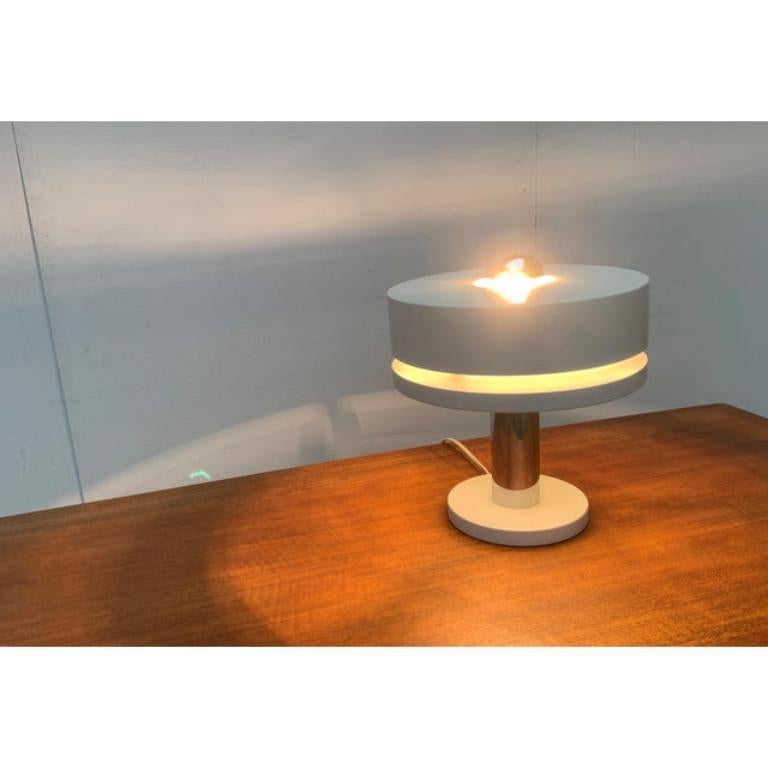Une lampe de table très rare de Kaiser Leuchten.

Spécial ici est la forme simple classique d'une lampe de table avec socle et abat-jour. En outre, la palette de couleurs se décline en chrome et en blanc. Un design très intemporel qui s'intègre