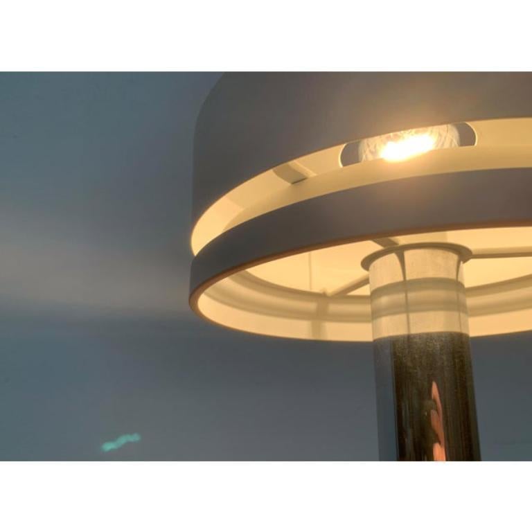 Lampe de table minimaliste allemande de l'ère spatiale du milieu du siècle dernier de Kaiser Idell, années 1960 Bon état - En vente à Hamburg, DE