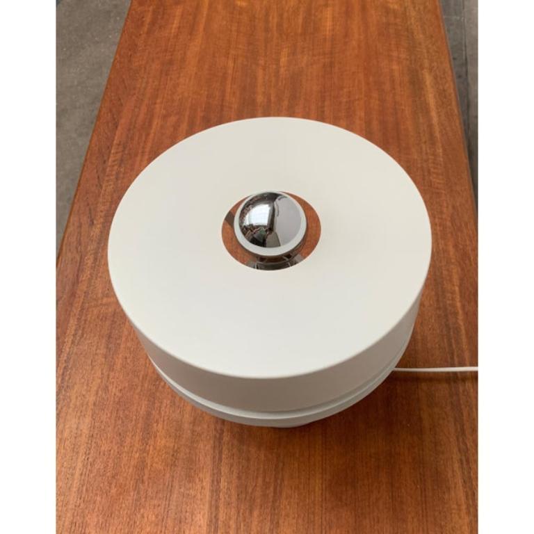 Métal Lampe de table minimaliste allemande de l'ère spatiale du milieu du siècle dernier de Kaiser Idell, années 1960 en vente