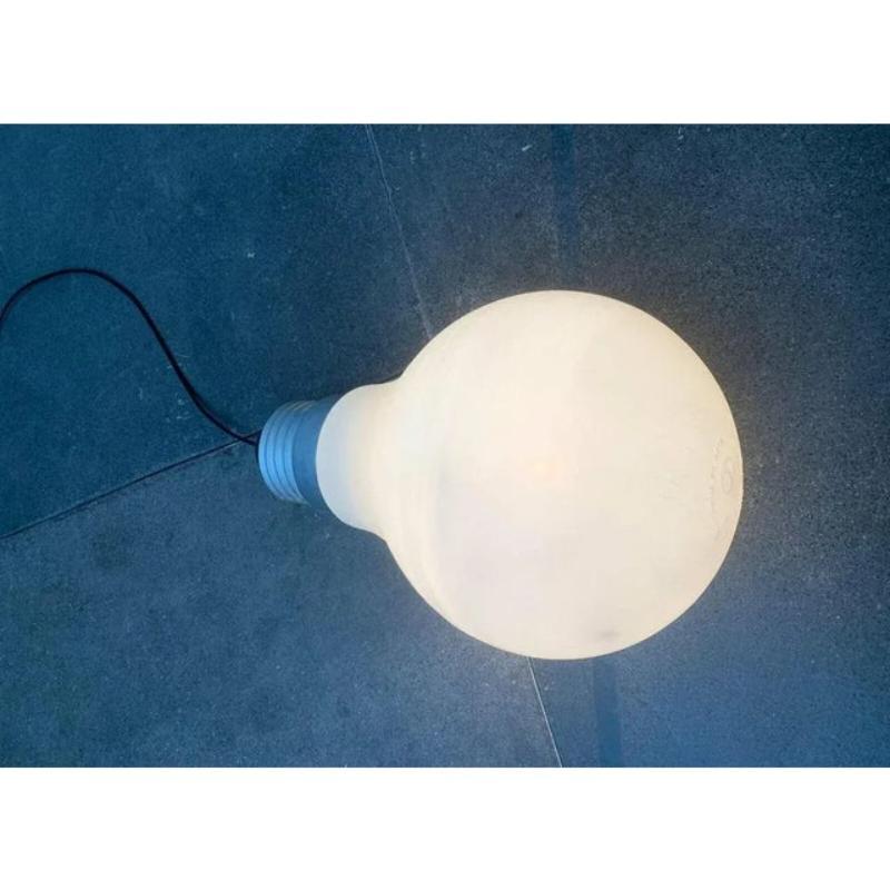 Un pezzo raro per i collezionisti di luce e gli amanti del design. La lampadina è stata progettata da Ingo Maurer, noto designer di luminarie degli anni '70.

un oggetto speciale e un raro richiamo visivo. Questa lampada riprende la forma di una