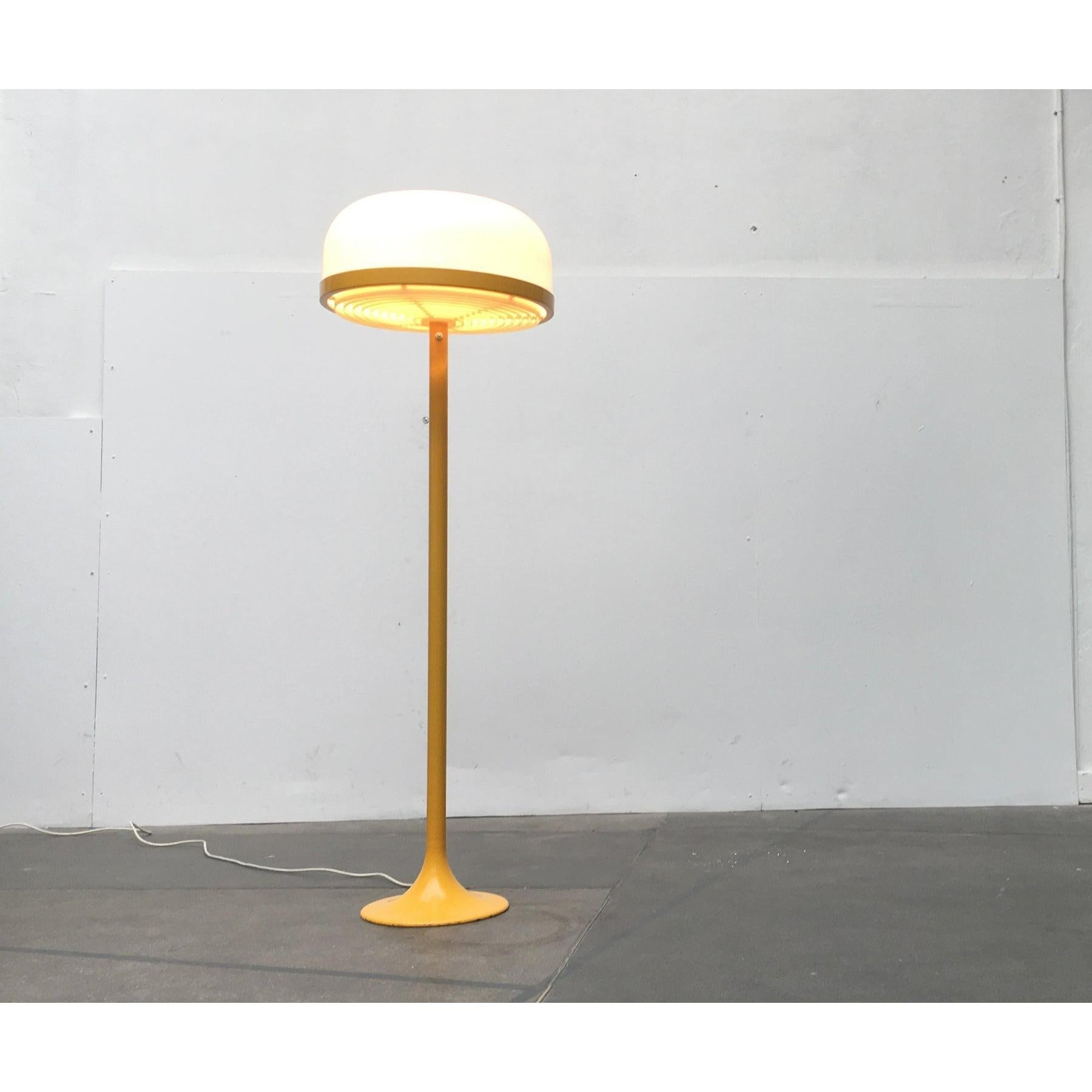 Mid-Century Modern Lampadaire champignon allemand de l'ère spatiale du milieu du siècle dernier de Kaiser Idell en vente
