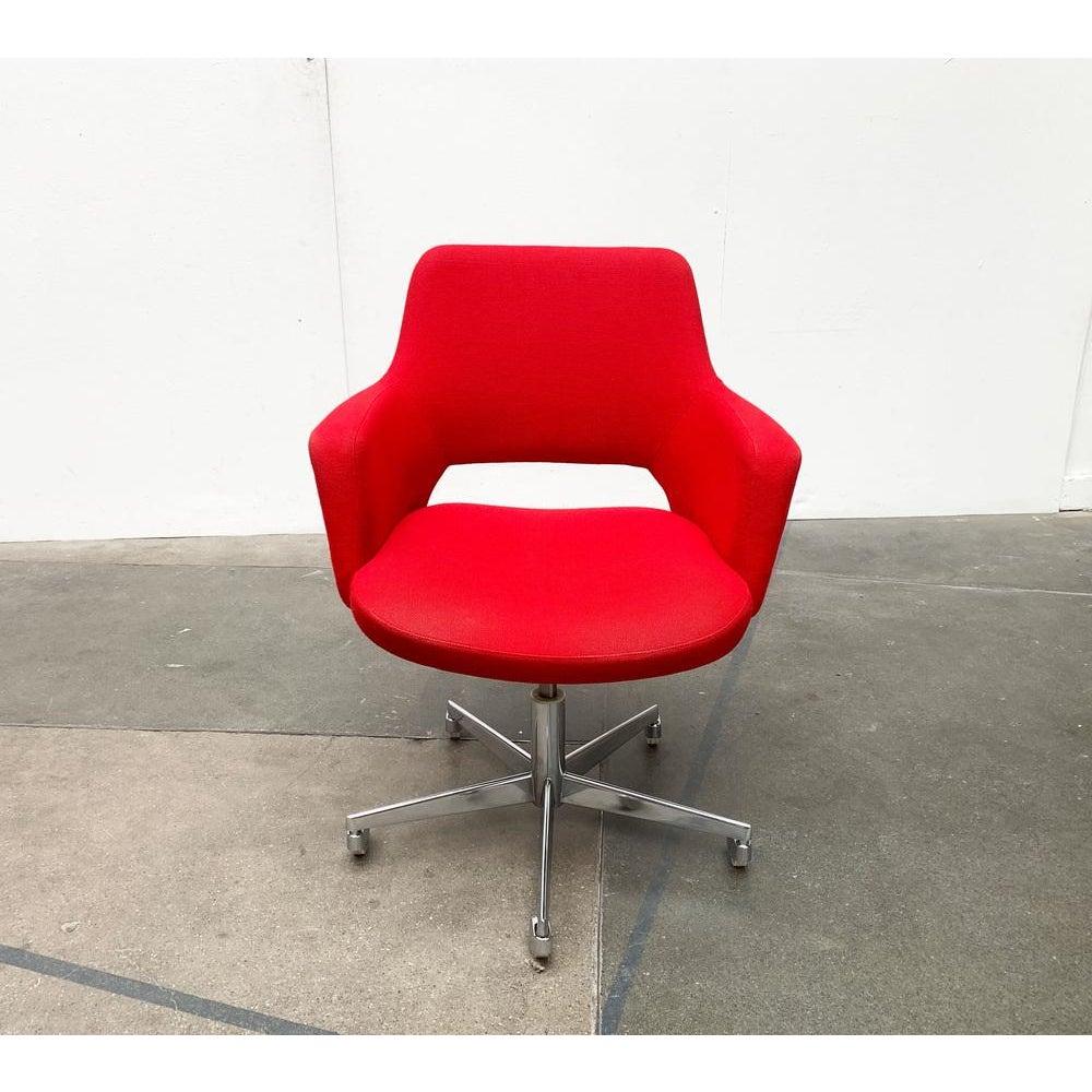 Mid century office chair with upholstery in a special color.

The seat shell is reminiscent of saarinen's organic design language. Armrests and backrest blend harmoniously. Materiality and workmanship are very high quality. The seams are