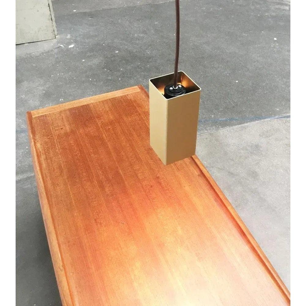 Lampada a sospensione di metà secolo dell'era spaziale tedesca di Staff Leuchten, anni '60, in ottime condizioni. Progettato tra il 1960 e il 1969 Questo pezzo ha un marchio di attribuzione,
Fino a 250V (standard Europa/Regno Unito).Il cablaggio di