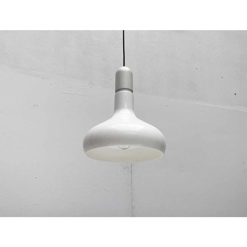 Lampe suspendue simple de type NO AGE du célèbre fabricant Staff.

La lampe est divisée en deux parties. Le capot supérieur en métal se déploie harmonieusement et se sépare en un abat-jour grâce à un joint. La partie inférieure de l'abat-jour sert à