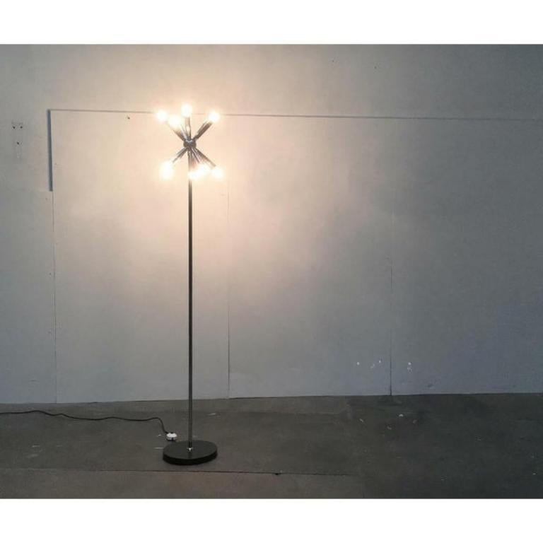 Rara A Space Age con testa luminosa a forma di stella.
 
 All'estremità superiore di un'asta cromata c'è un corpo luminoso con 10 punti di combustione. Da una sfera centrale, partono dei tumbles starfömig verso l'esterno, che fungono da supporto e