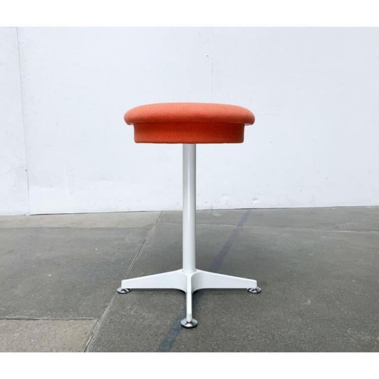 Rare tabouret Ruarding de Bremshey datant de l'ère spatiale.

Le pied en étoile est un détail particulier. Celle-ci est réalisée en blanc et forme un contraste avec le siège coloré. Le siège peut être rangé de manière rotative. La sellerie est