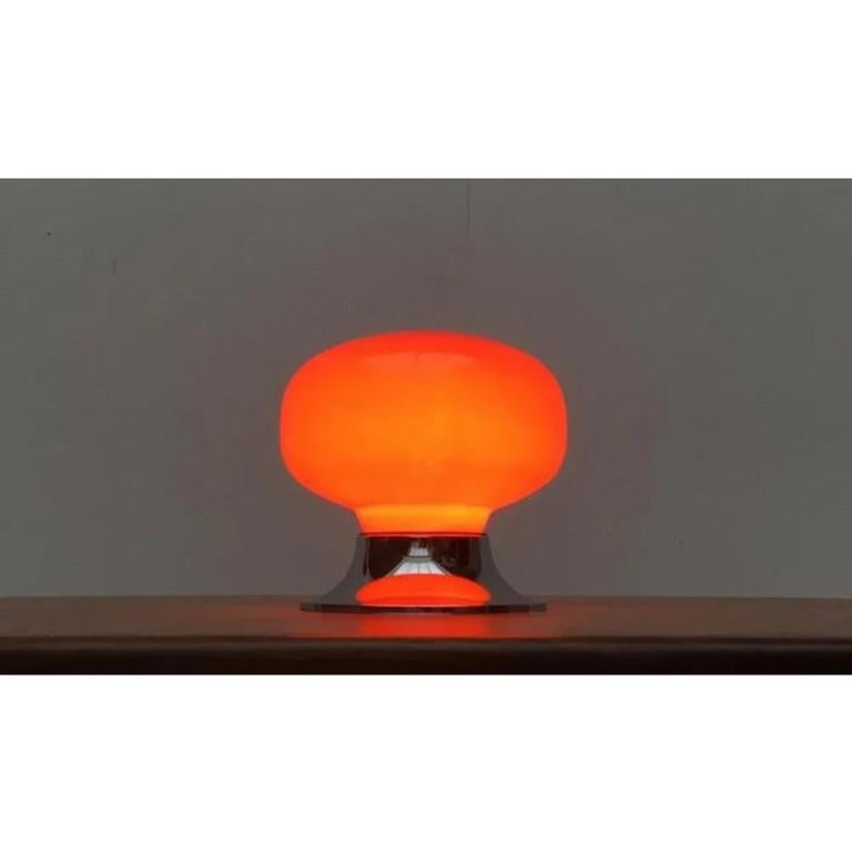 Lampe de table de l'ère spatiale allemande du milieu du siècle d'Arno Leuchten, Berlin, années 1960, en très bon état. Conçu de 1960 à 1969 Cette pièce porte une marque d'attribution, Elle est totalement authentique pour tout problème d'authenticité