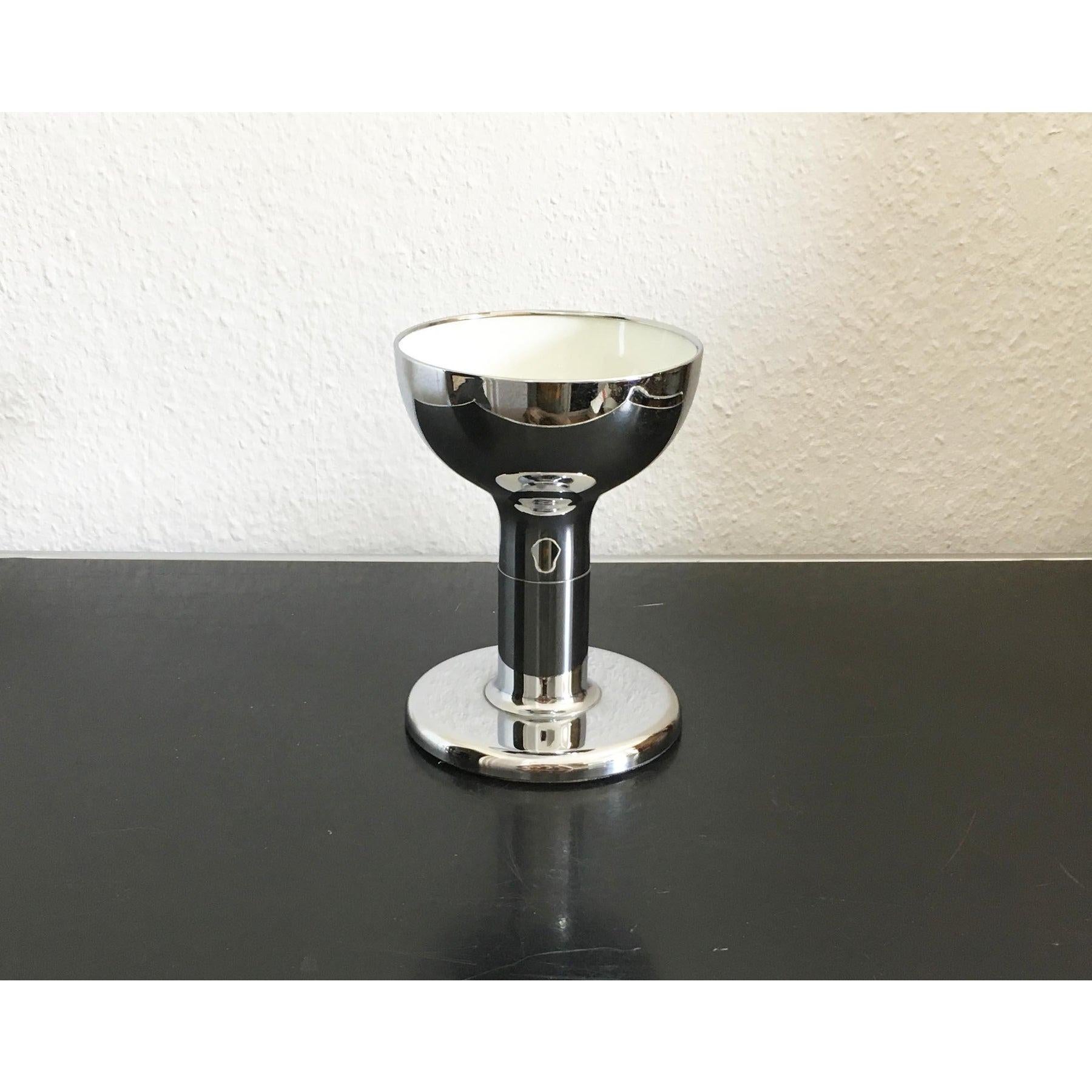 Lampe de table du milieu du siècle par Cosack Lights en chrome. La forme de la lampe la prédestine à une ampoule globe. La lampe est équipée d'un interrupteur à cordon. Il est recouvert de feutre à partir du bas pour protéger les surfaces. Sans