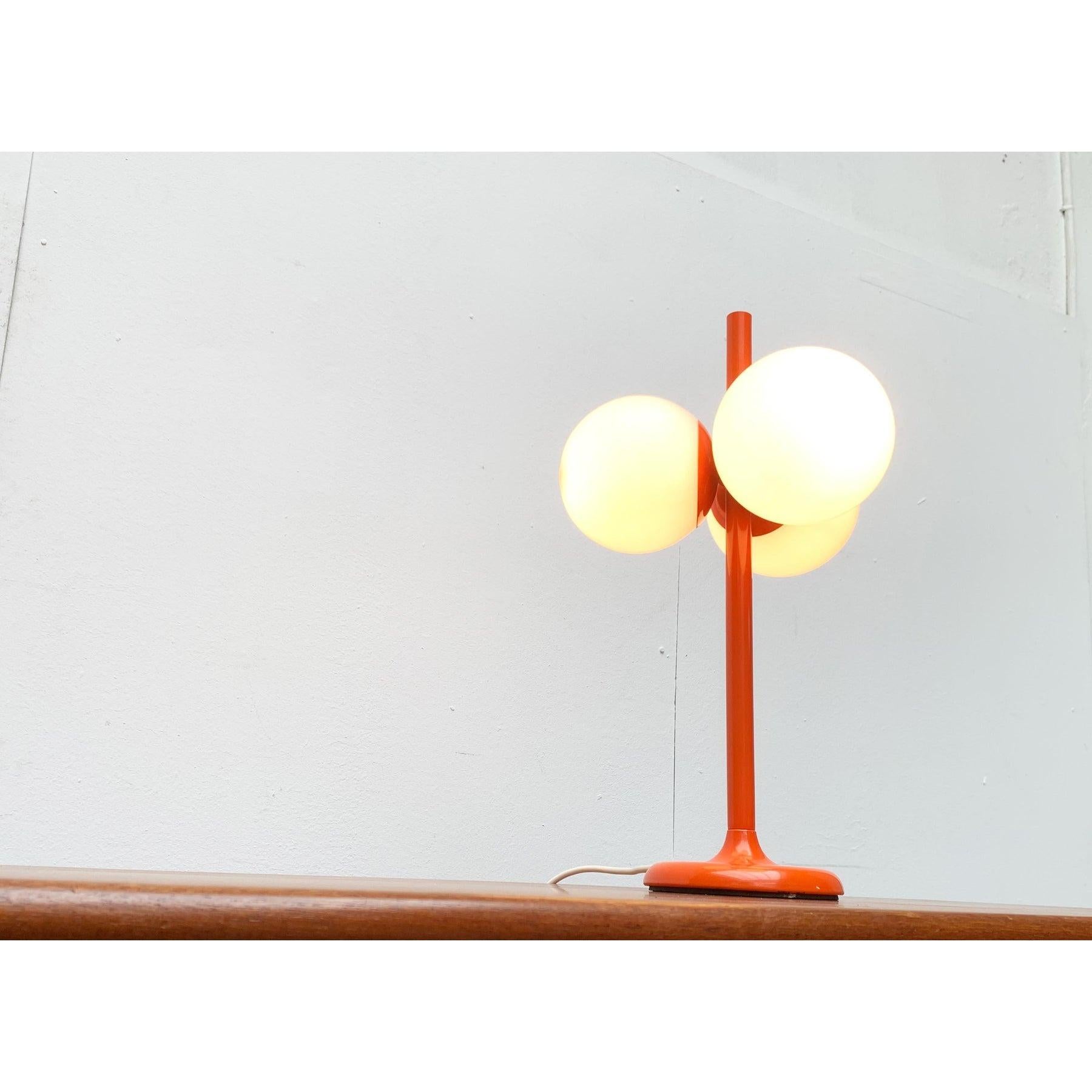 Métal Lampe de table allemande de l'ère spatiale du milieu du siècle dernier de Kaiser Leuchten en vente