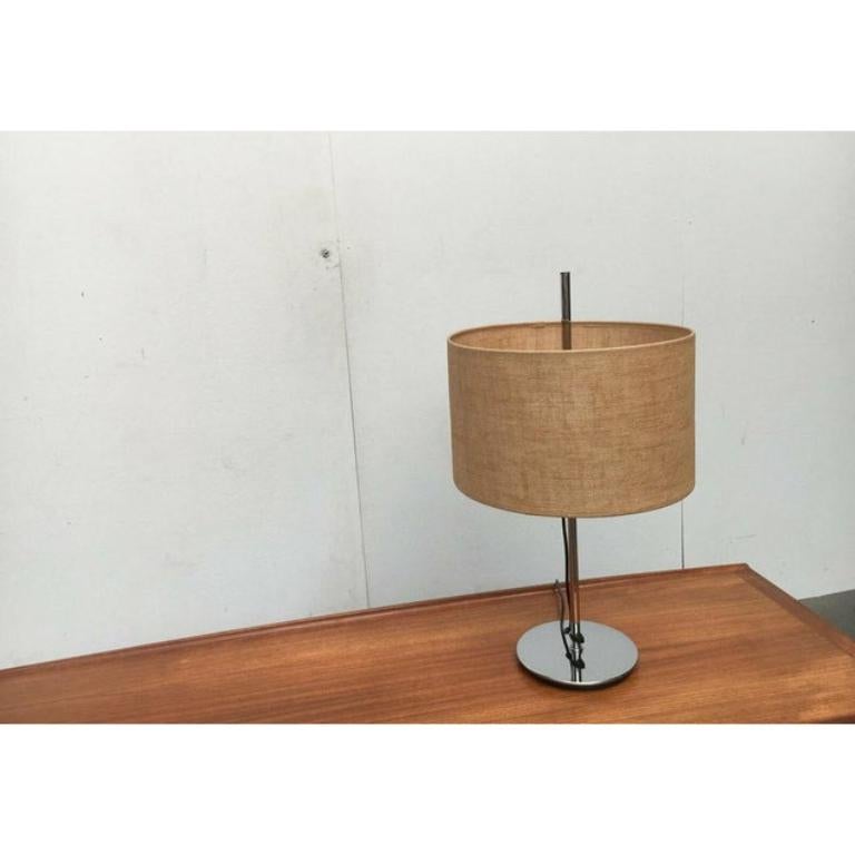 Rare lampe de table du milieu du siècle de Staff avec une housse de parapluie très spéciale en jut grossier.

L'écran de la lampe a une forme cylindrique classique et peut être fixé librement sur le pied du luminaire en hauteur, ce qui donne à la