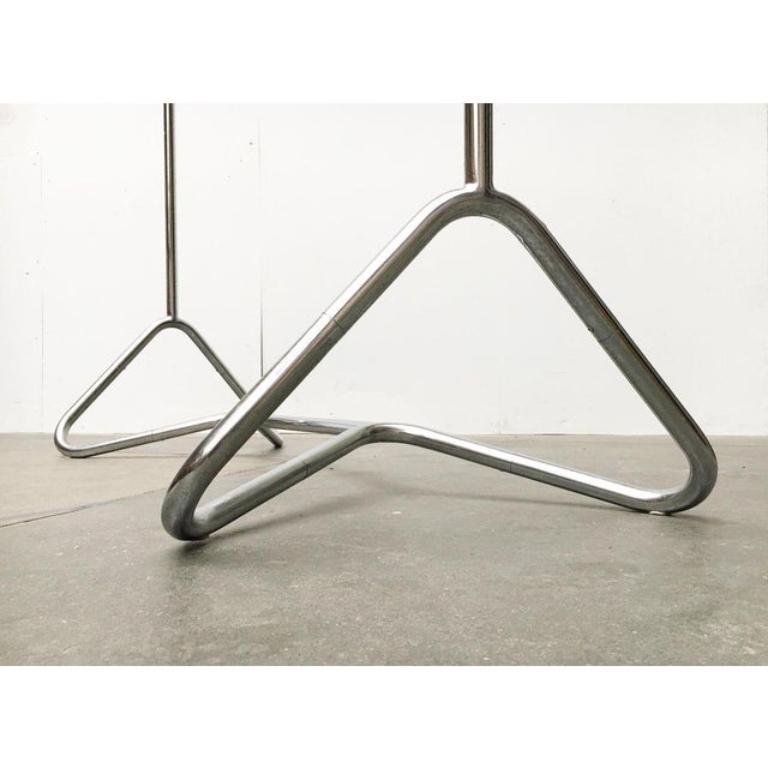 Rare porte-manteau du milieu du siècle en acier tubulaire par bremshey & co, solingen.

Un design intemporel et fonctionnel en acier tubulaire. L'ensemble du stand forme un léger arc. Le support inférieur est constitué de plusieurs éléments, mais