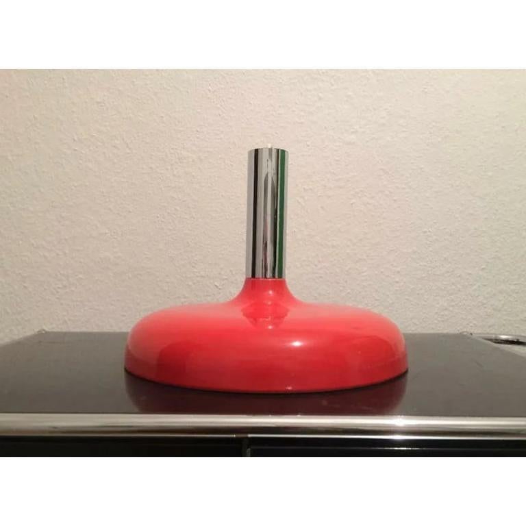 Lampada a sospensione della metà del secolo scorso con una combinazione di colori e una forma caratteristica.

Pendolo semplice con un paralume grande e piatto con un diametro di 35 cm. Il paralume arancione si fonde delicatamente con la parte