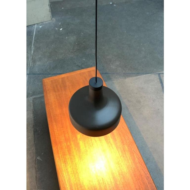 Lampe suspendue simple du célèbre fabricant Staff.

La forme du parapluie est celle d'une tulipe. Dans la partie supérieure, la lampe est très mince et s'ouvre sur toute la largeur. La lumière est dirigée directement vers le bas. Le parapluie dans