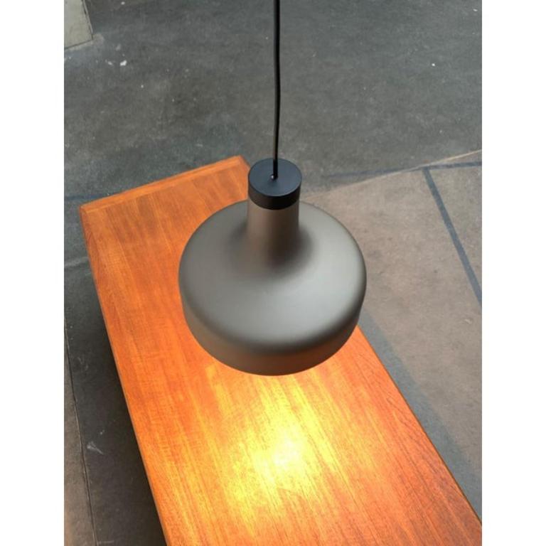 Semplice lampada a sospensione del noto produttore Staff.

La forma dell'ombrello è a tulipano. Nella parte superiore, la lampada è molto sottile e si apre in tutta la sua larghezza. La luce è diretta verso il basso. La colorazione è particolarmente