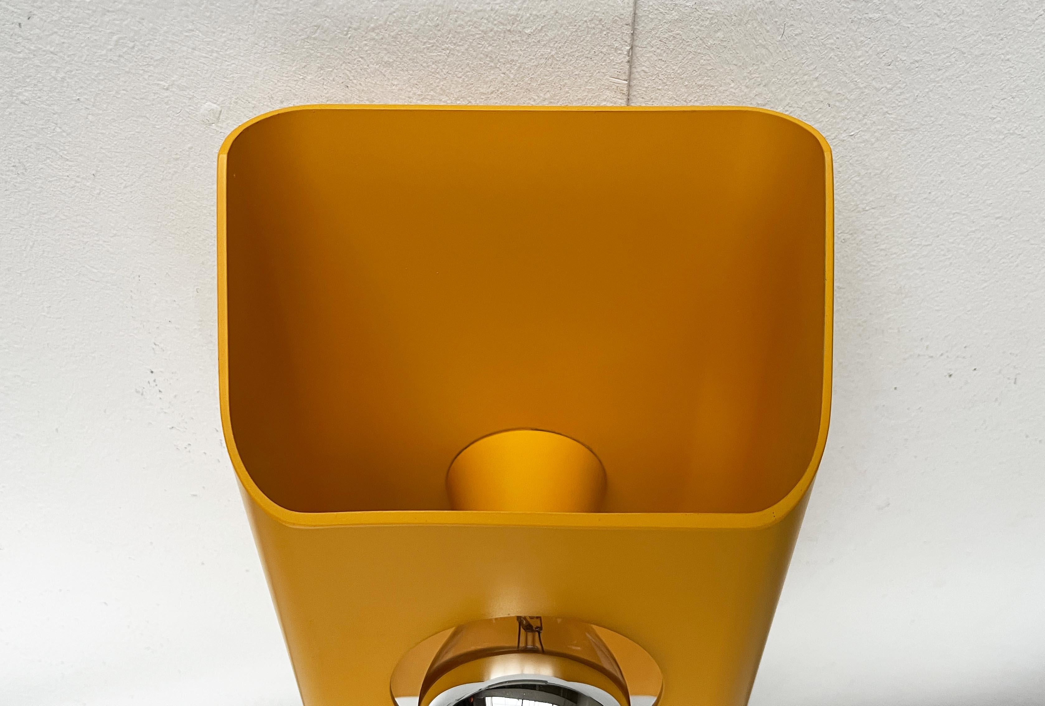 Lampe murale allemande de l'ère spatiale du milieu du siècle dernier par Klaus Hempel pour Kaiser Leuchten 1970 en vente 4