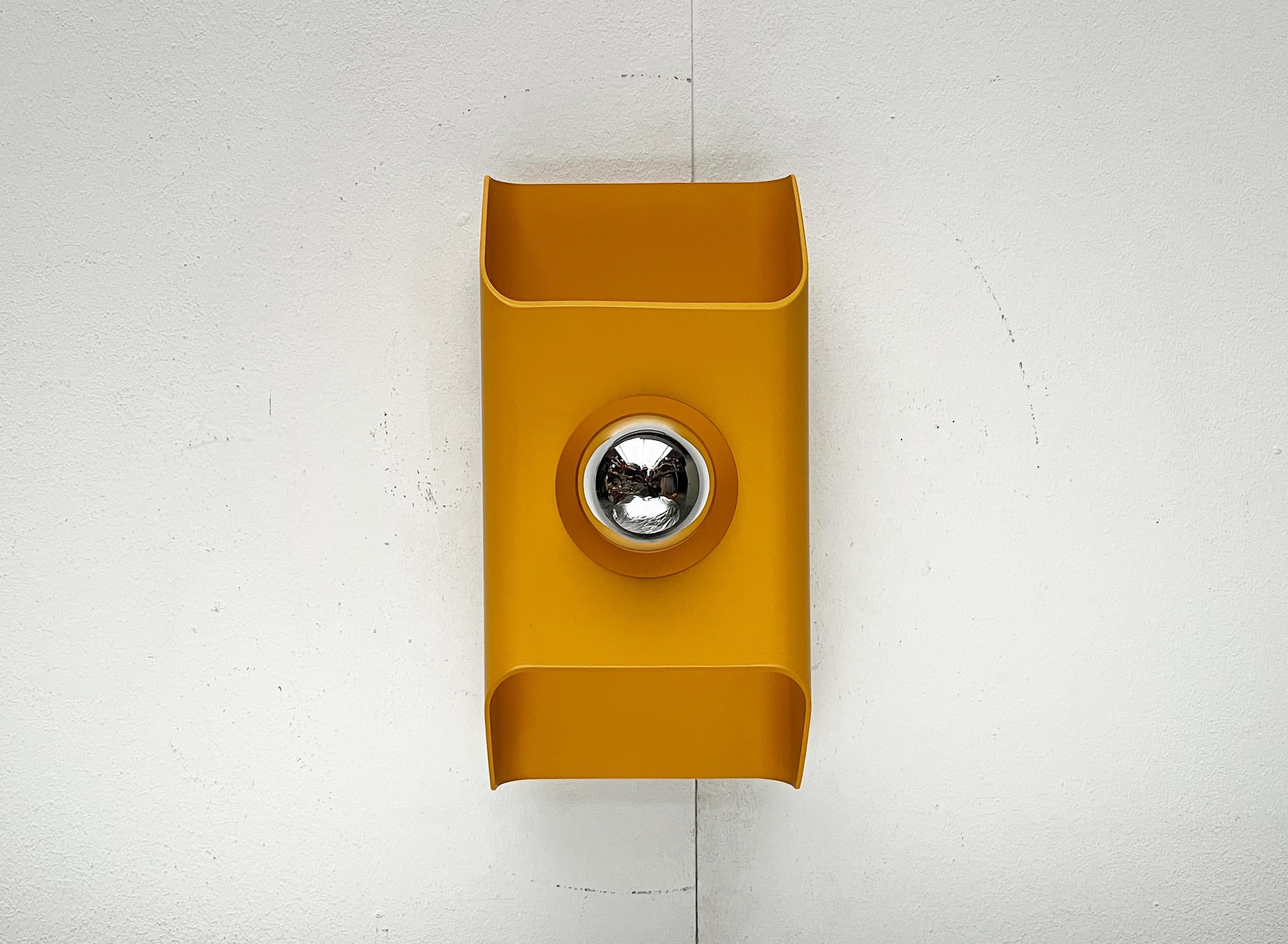 Lampe murale allemande de l'ère spatiale du milieu du siècle dernier par Klaus Hempel pour Kaiser Leuchten 1970 en vente 5