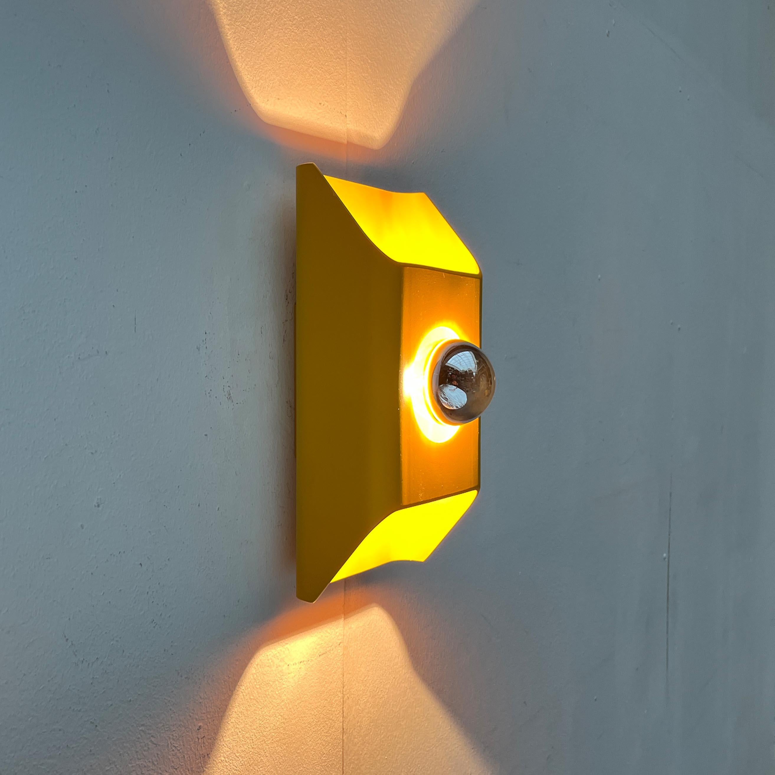 Appliques murales de Kaiser Design-Light dans un ton jaune fort, d'après un design de Klaus Hempel datant des années 70.

Appliques murales de la NO AGE dans une couleur spéciale. Un objet qui frappe lorsqu'on l'allume ou qu'on l'éteint. Le corps de