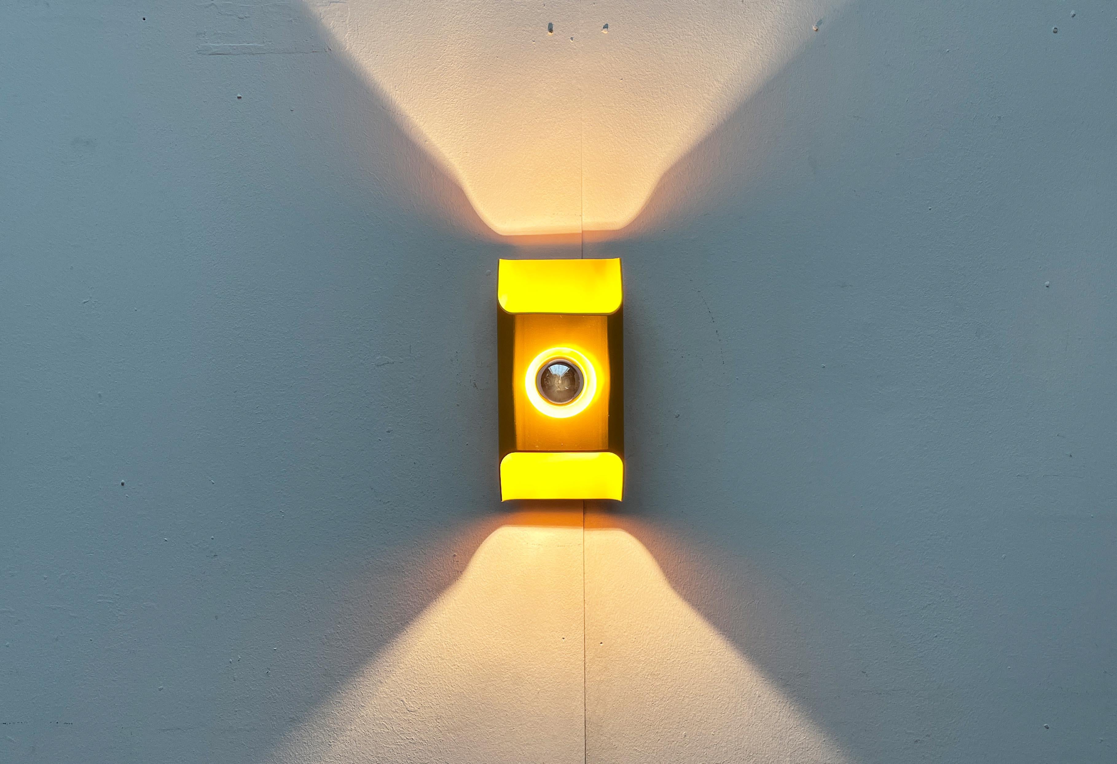 Allemand Lampe murale allemande de l'ère spatiale du milieu du siècle dernier par Klaus Hempel pour Kaiser Leuchten 1970 en vente