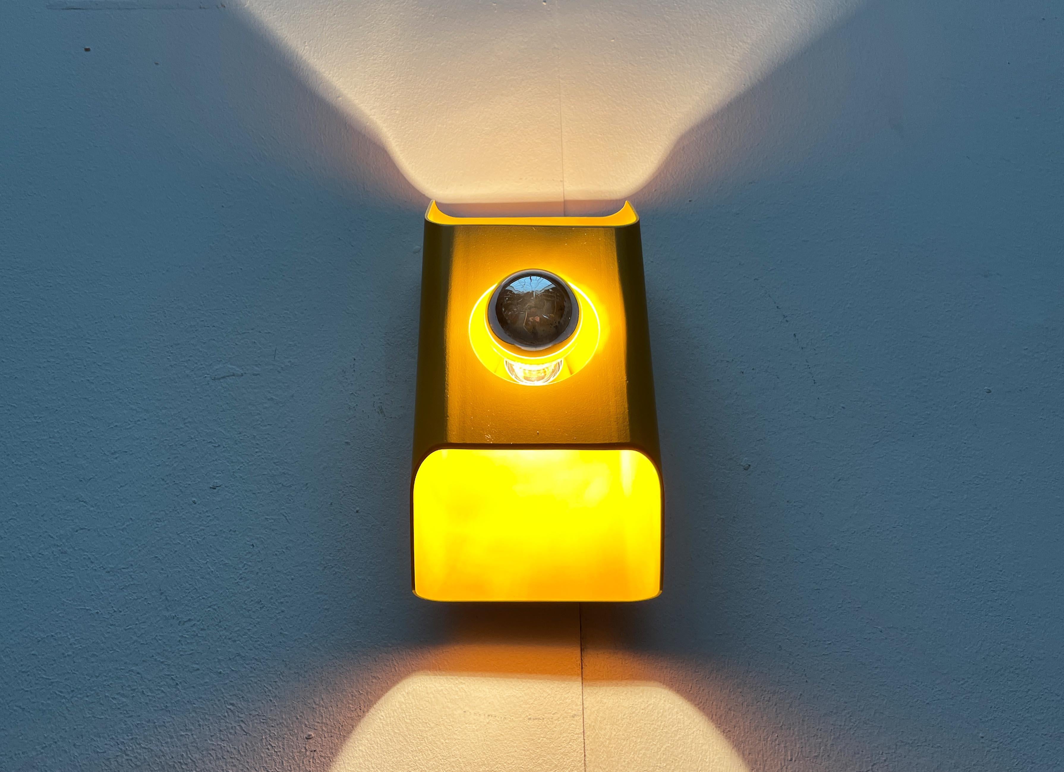 Métal Lampe murale allemande de l'ère spatiale du milieu du siècle dernier par Klaus Hempel pour Kaiser Leuchten 1970 en vente