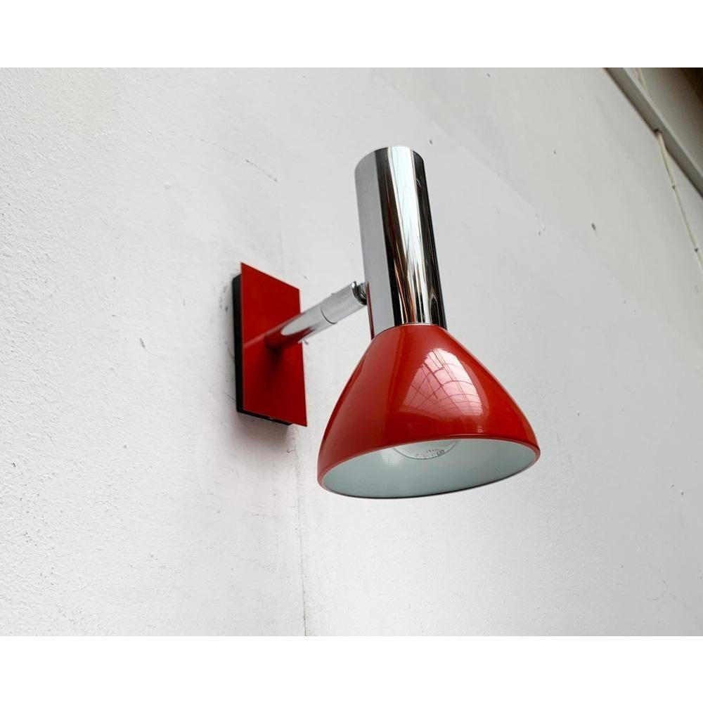 Le semplici lampade da parete di Hustadt brillano in un colore speciale.

La testa della luce mostra una forma semplice di faretto. Can He può essere allineato con una nonna. Lo scudo, la base e il CAP sul retro sono colorati in rosso e cromati. La