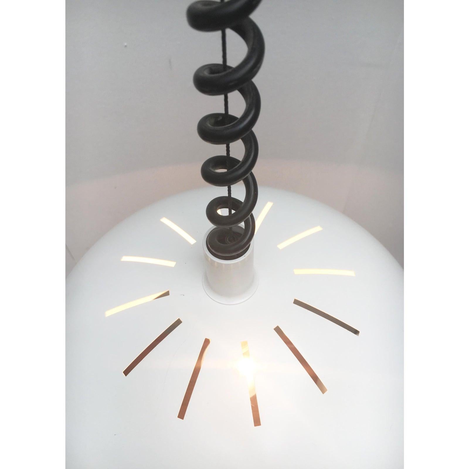 Elegante lampada a sospensione di Staff in bianco.

Il paralume è realizzato interamente in metallo e dipinto di bianco all'interno e all'esterno. Il bordo inferiore è curvato verso l'interno e fornisce una finitura estetica al paralume. Con un