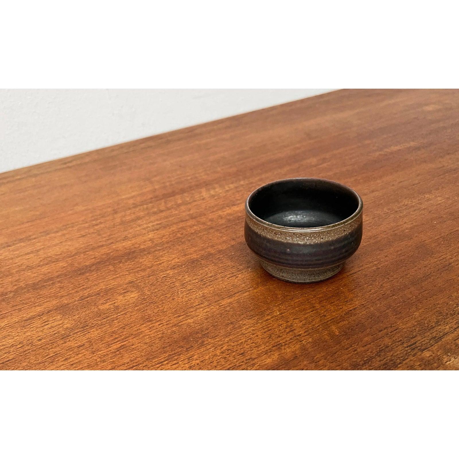 Ciotola in Studio Pottery di Jürgen Riecke, 1960, in ottime condizioni. Progettato tra il 1960 e il 1969 Questo pezzo ha un marchio di attribuzione.

Informazioni aggiuntive:
Materiali: Ceramica
Stile: Medioevo Moderno
Paese di origine: