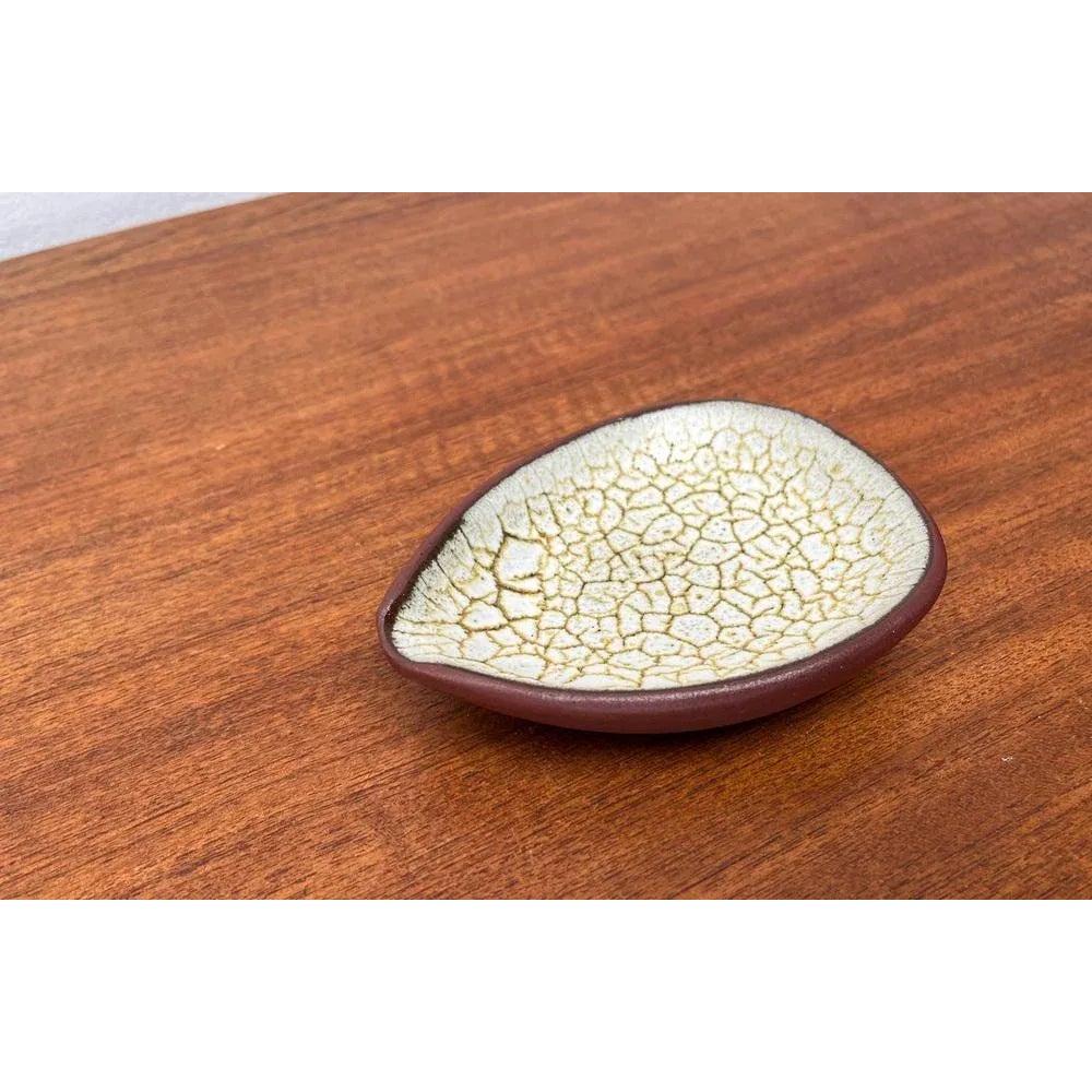 Ciotola in Studio Pottery di Sybille Karrenberg-Dresler, 1960, in ottime condizioni. Progettato tra il 1960 e il 1969 Questo pezzo ha un marchio di attribuzione.

Informazioni aggiuntive:
Materiali: Ceramica
Colore: Beige
Stili: Medioevo