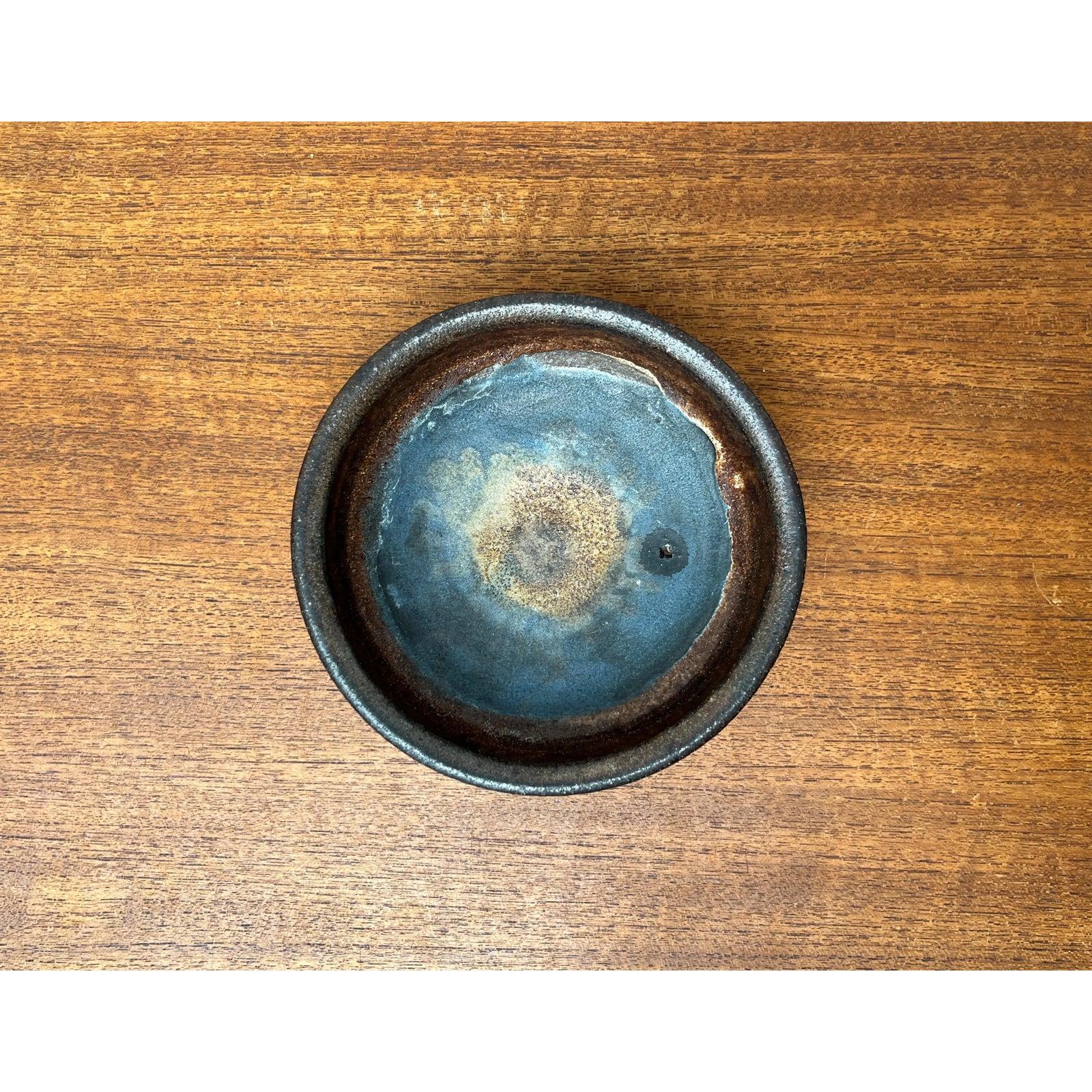 Ciotola in Studio Pottery di Volker Ellwanger, 1960, in ottime condizioni. Progettato tra il 1960 e il 1969 Questo pezzo ha un marchio di attribuzione.

Informazioni aggiuntive:
Materiali: Ceramica
Colore: Beige
Stili: Medioevo Moderno
Paese di