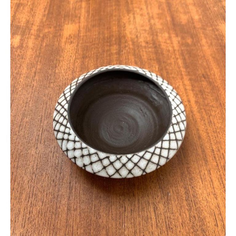 Ciotola o vaso Ikebana in Studio Pottery tedesco di metà secolo di BKW Böttger Keramik Wandsbek, Amburgo, anni '60, in ottime condizioni. Progettato tra il 1960 e il 1969 Questo pezzo ha un marchio di attribuzione.

Informazioni