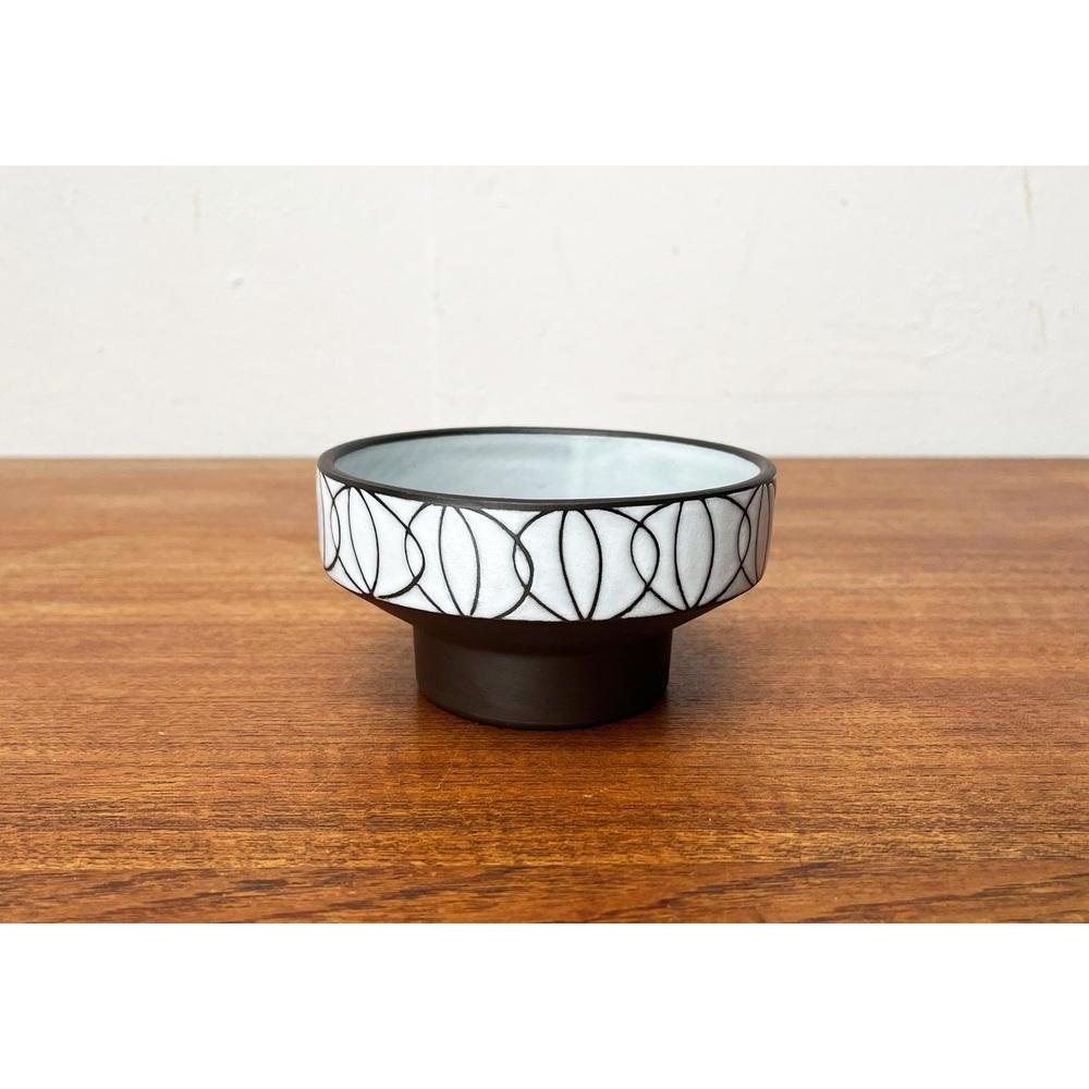Ciotola o vaso Ikebana in Studio Pottery tedesco di metà secolo di BKW Böttger Keramik Wandsbek, Amburgo, anni '60, in ottime condizioni. Progettato tra il 1960 e il 1969 Questo pezzo ha un marchio di attribuzione.

Informazioni