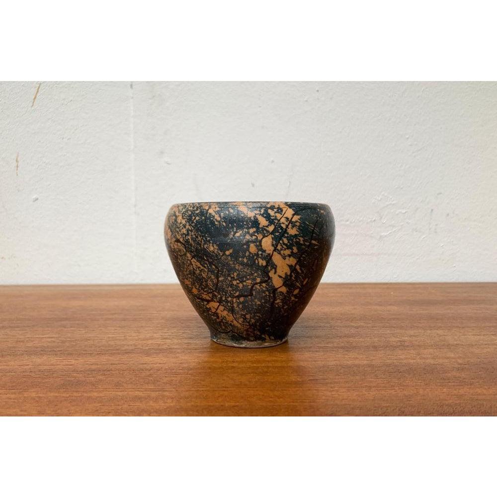 Vaso a ciotola brutalista di metà secolo dello Studio Pottery tedesco di Gerhard Liebenthron, anni '60, in ottime condizioni. Progettato tra il 1960 e il 1969 Questo pezzo ha un marchio di attribuzione.

Informazioni aggiuntive:
Materiale: