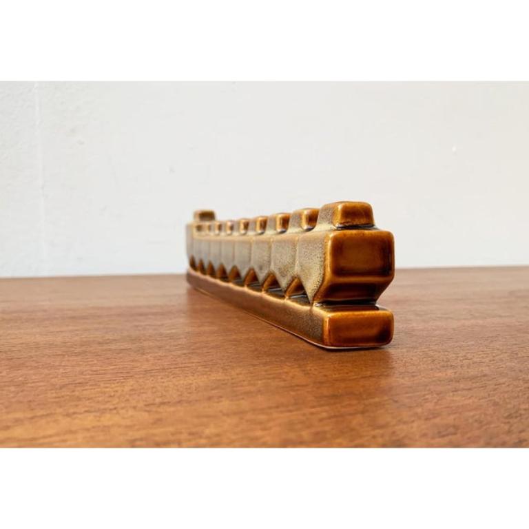Deutsche Studio-Keramik Brutalist Kerzenhalter, 1960er Jahre, in sehr gutem Zustand. Entworfen 1960 bis 1969.

Zusätzliche Informationen:
MATERIALIEN: Keramik
Stil: Brutalismus, Moderne Mitte des Jahrhunderts
Farbe: Beige
Artikel Typ: Vintage, antik