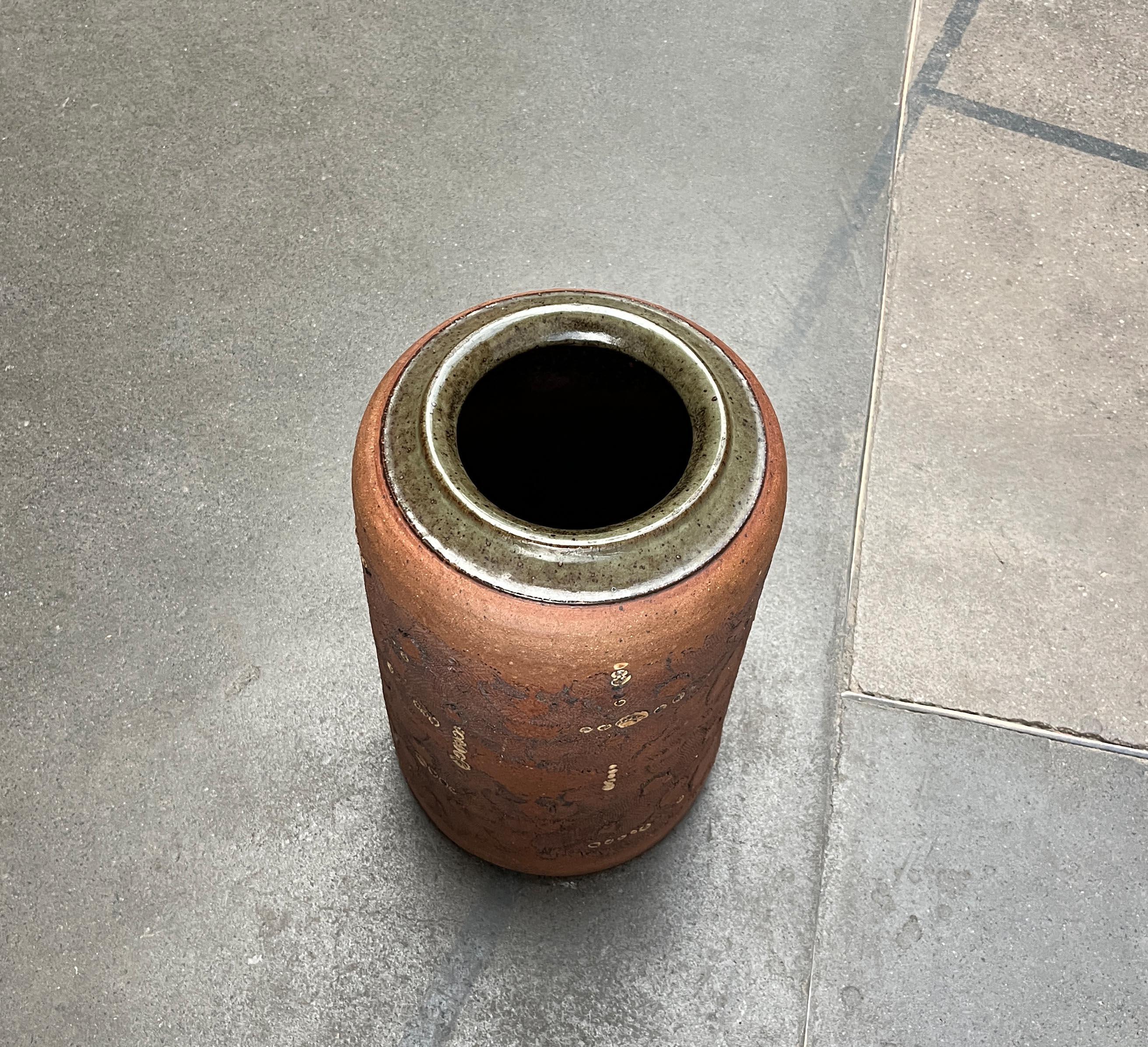 Deutsche Studio Pottery Brutalistische Bodenvase von Elly & Wilhelm Kuch aus der Jahrhundertmitte im Angebot 4