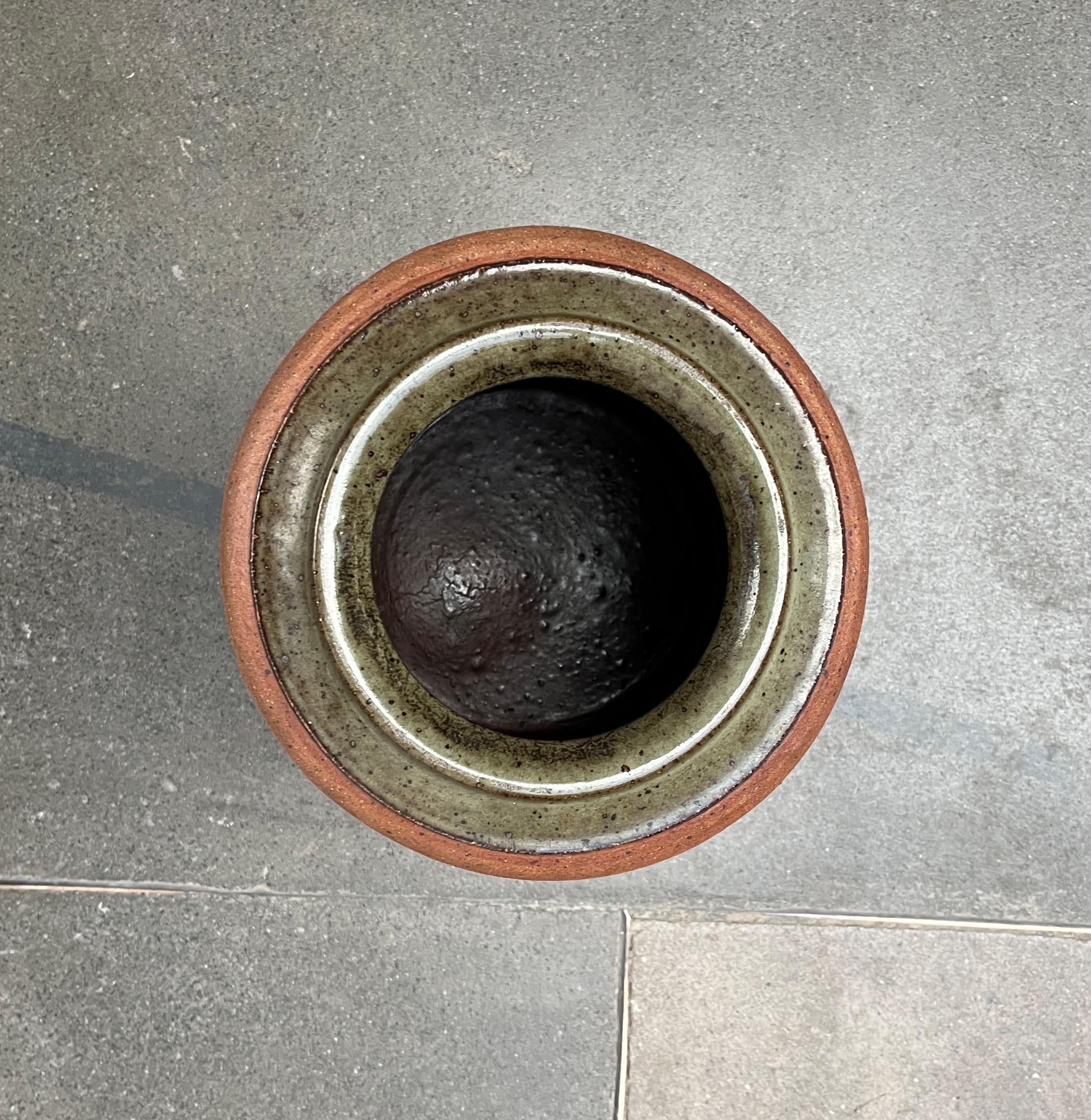 Deutsche Studio Pottery Brutalistische Bodenvase von Elly & Wilhelm Kuch aus der Jahrhundertmitte im Angebot 6