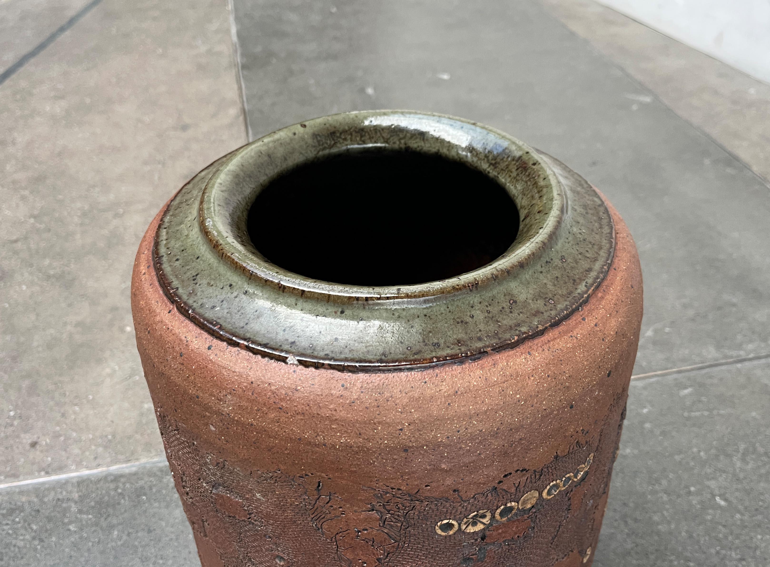 Deutsche Studio Pottery Brutalistische Bodenvase von Elly & Wilhelm Kuch aus der Jahrhundertmitte im Angebot 8