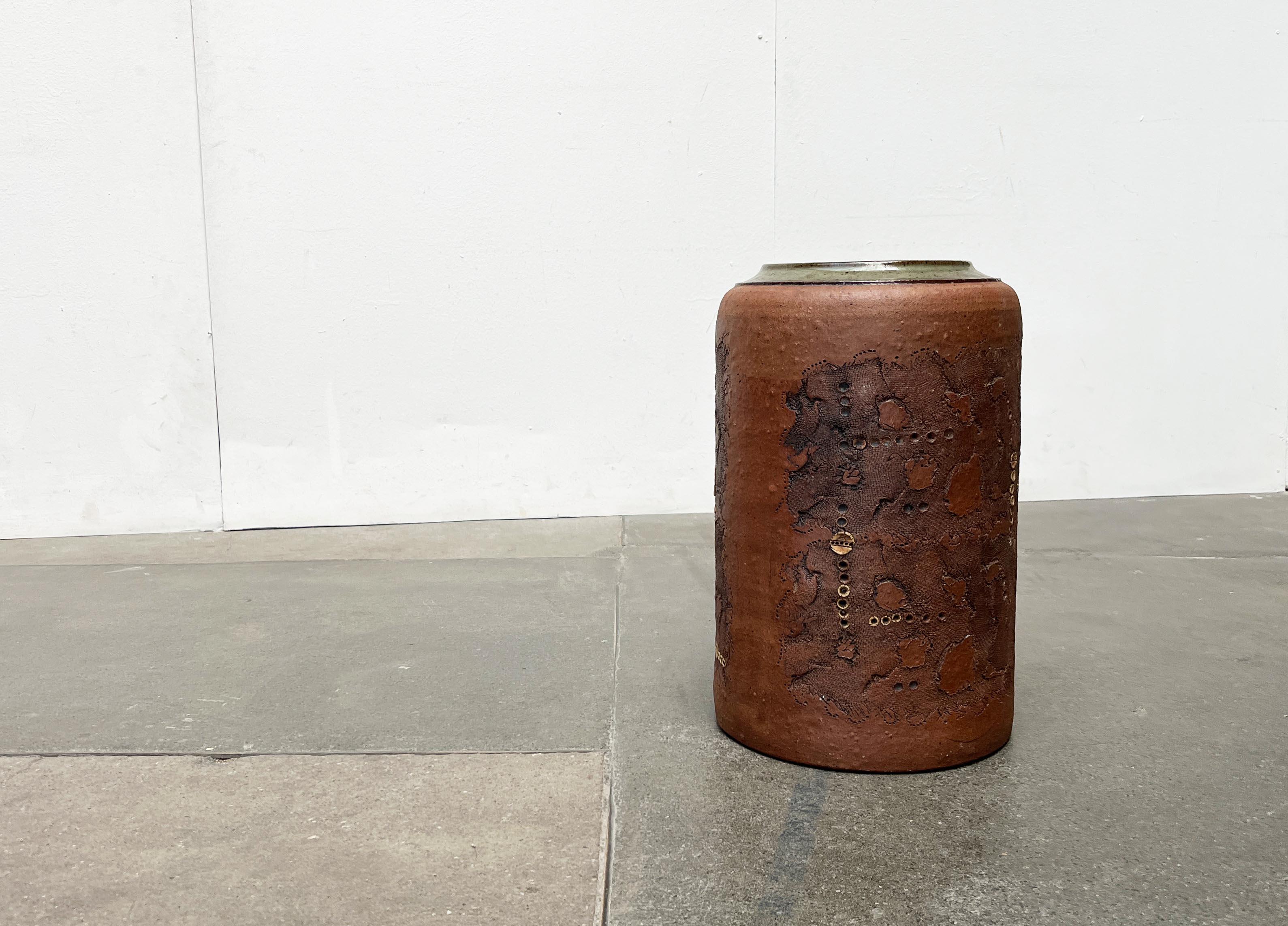 Deutsche Studio Pottery Brutalistische Bodenvase von Elly & Wilhelm Kuch aus der Jahrhundertmitte (Mitte des 20. Jahrhunderts) im Angebot