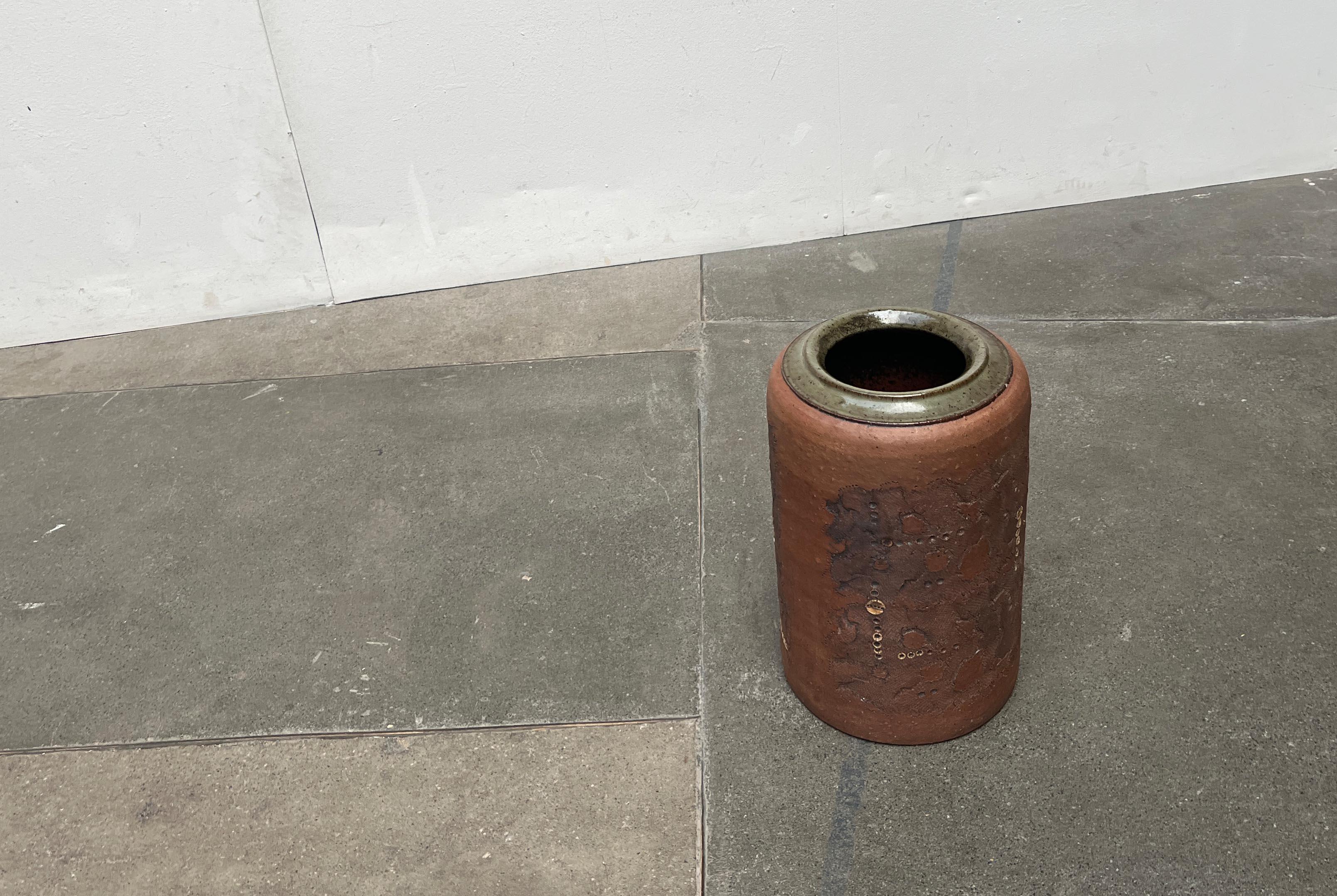 Deutsche Studio Pottery Brutalistische Bodenvase von Elly & Wilhelm Kuch aus der Jahrhundertmitte (Töpferwaren) im Angebot