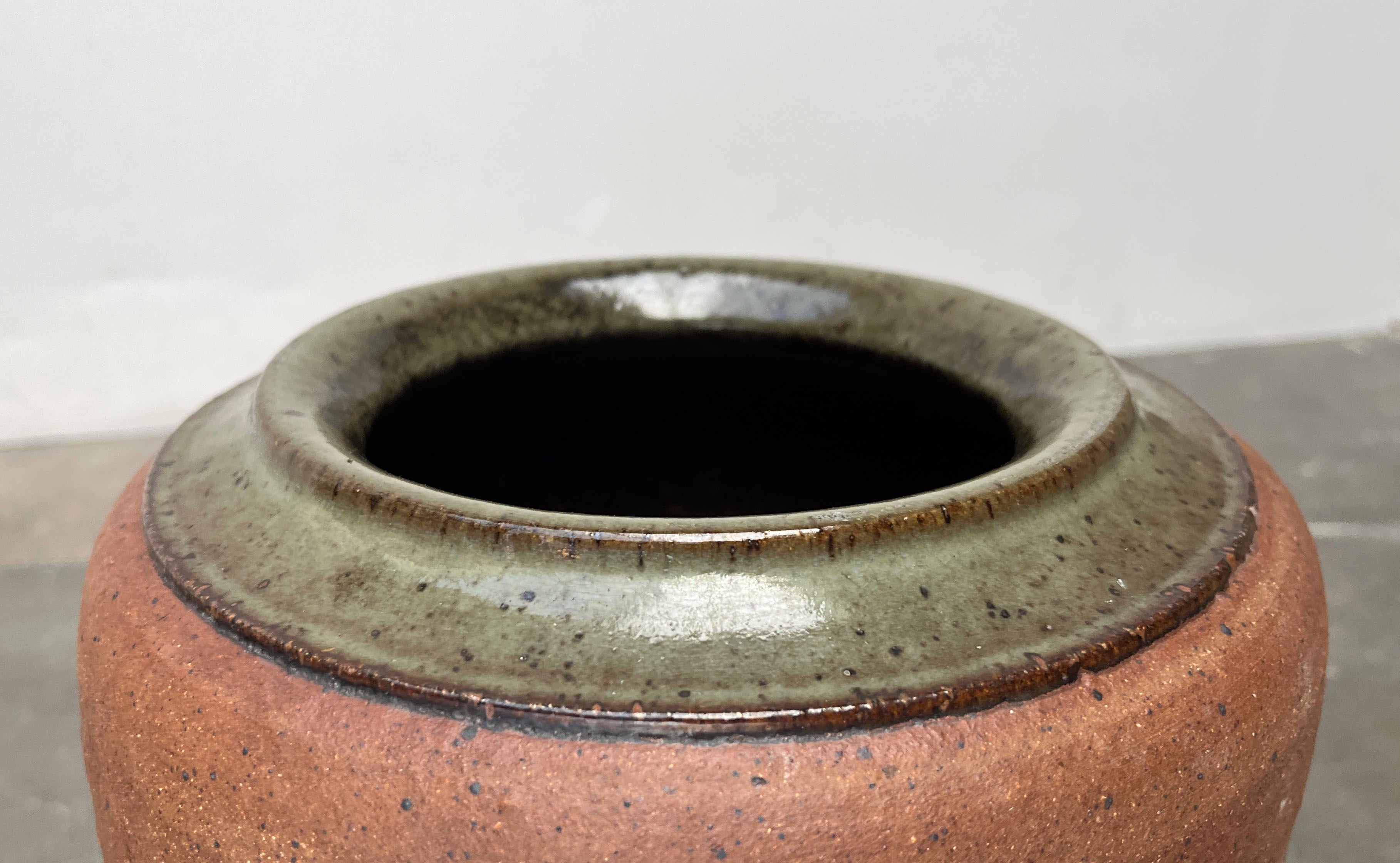 Deutsche Studio Pottery Brutalistische Bodenvase von Elly & Wilhelm Kuch aus der Jahrhundertmitte im Angebot 1