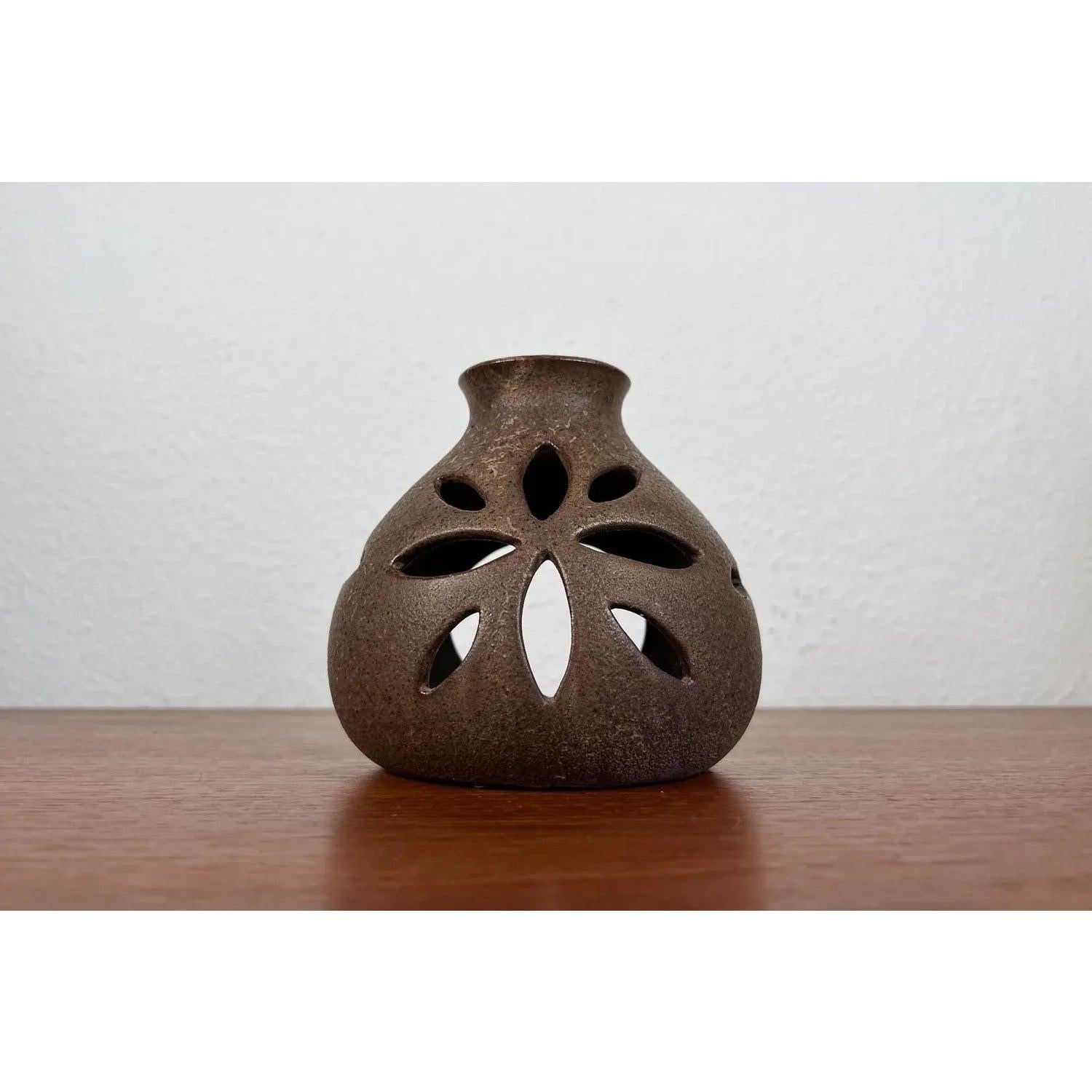 Portacandele in Studio Pottery di Melitta Teubner, 1960, in ottime condizioni. Progettato tra il 1960 e il 1969 Questo pezzo ha un marchio di attribuzione.

Informazioni aggiuntive:
Materiali: Ceramica
Stile: Medioevo Moderno
Paese di origine:
