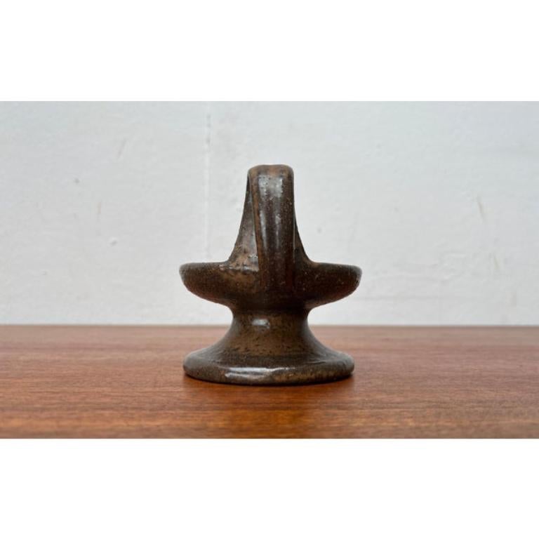 Mid-Century German Studio Pottery Kerzenhalter von Rudi Stahl, 1960er Jahre, in sehr gutem Zustand. Entworfen 1960 bis 1969 Dieses Stück hat eine Zuordnungsmarke.

Zusätzliche Informationen:
MATERIALIEN: Keramik
Farbe: Braun
Stile: Moderne Mitte des