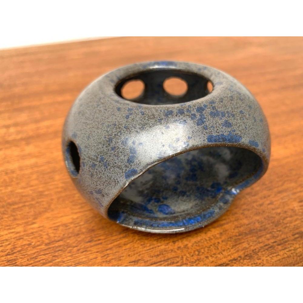 Portacandele di Studio Pottery di Meike Falck Nicolaisen, 1960, in ottime condizioni. Progettato tra il 1960 e il 1969 Questo pezzo ha un marchio di attribuzione.

Informazioni aggiuntive:
Materiali: Ceramica
Colore: blu
Stili: Medioevo