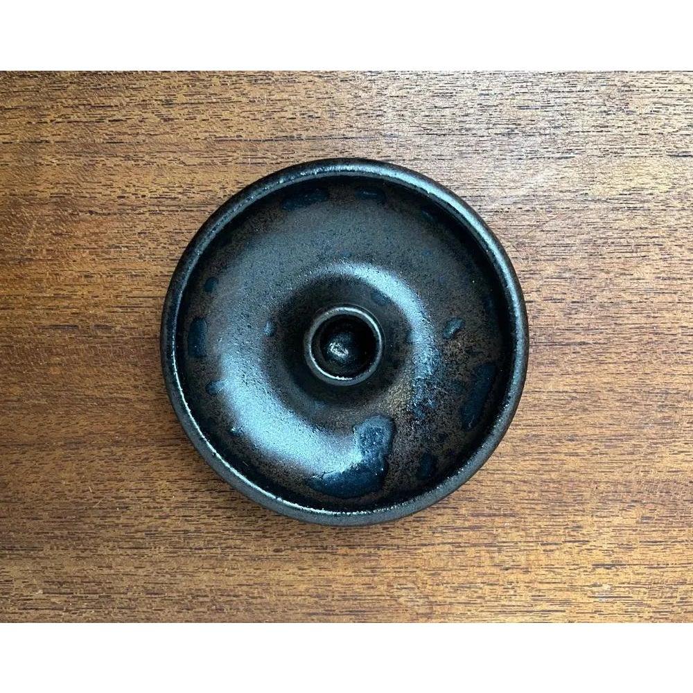 Portacandele di Studio Pottery di Monika Maetzel, 1960, in ottime condizioni. Progettato tra il 1960 e il 1969 Questo pezzo ha un marchio di attribuzione.

Informazioni aggiuntive:
Materiali: Ceramica
Colore: blu
Stili: Medioevo Moderno
Paese di