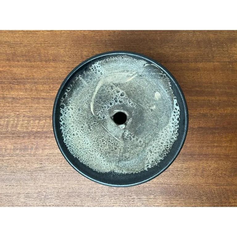 Vaso portacandele in Studio Pottery di Till Sudeck, anni '60, in ottime condizioni. Progettato tra il 1960 e il 1969 Questo pezzo ha un marchio di attribuzione.

Informazioni aggiuntive:
Materiali: Ceramica
Colore: Beige
Stili: Medioevo