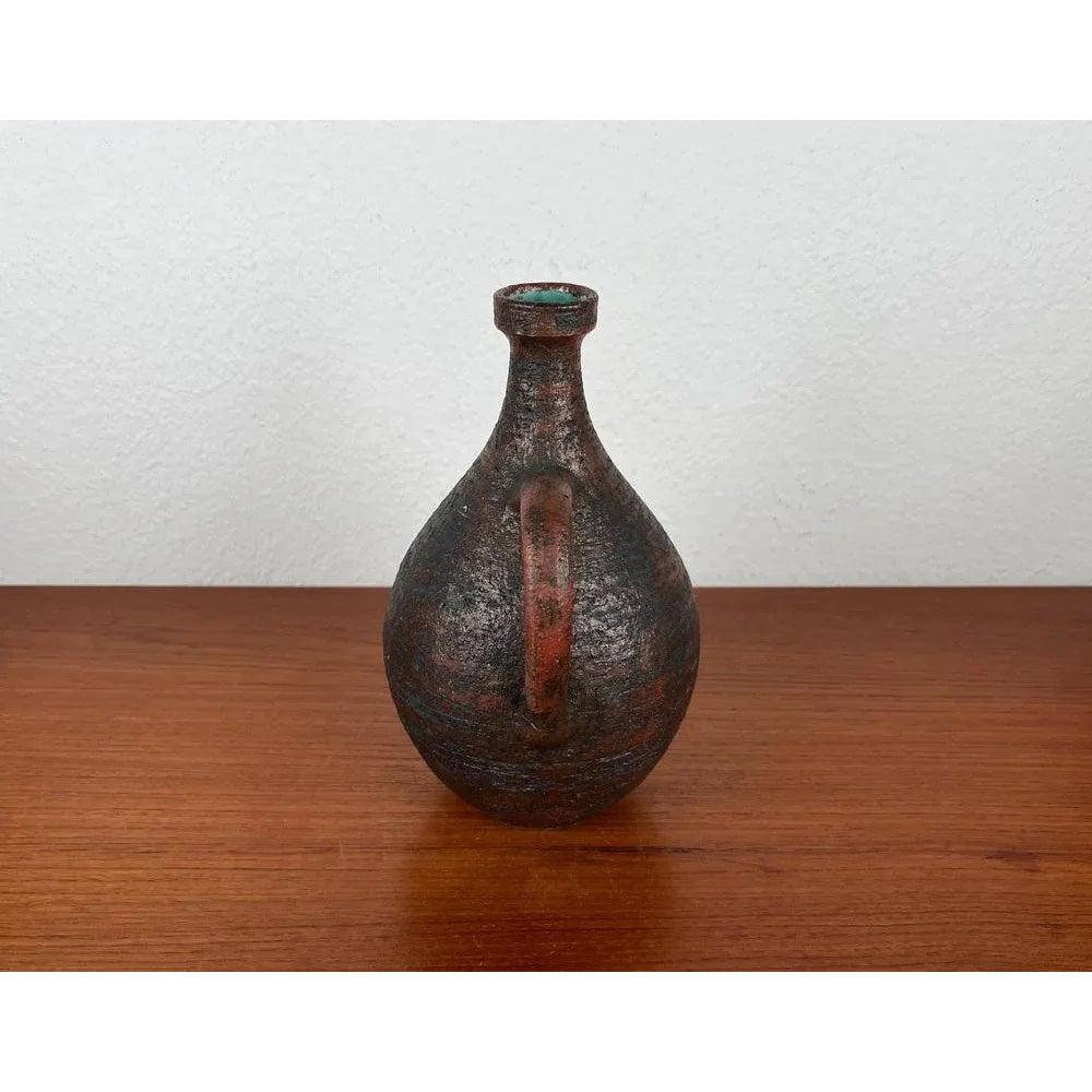 Brutalismo Vaso a caraffa in Studio Pottery di Gerhard Liebenthron, metà secolo, Germania, 1964 in vendita