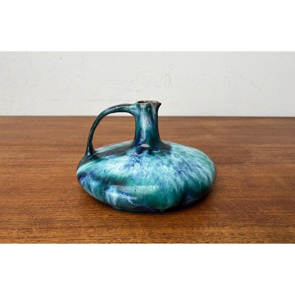 Karaffenvase aus deutscher Studio-Keramik von Ingeborg Langelotz für Ib Langelot, 1960er Jahre, in sehr gutem Zustand. Entworfen 1960 bis 1969 Dieses Stück hat eine Zuordnungsmarke.

Zusätzliche Informationen:
MATERIALIEN: Keramik
Farbe: Blau
Stile: