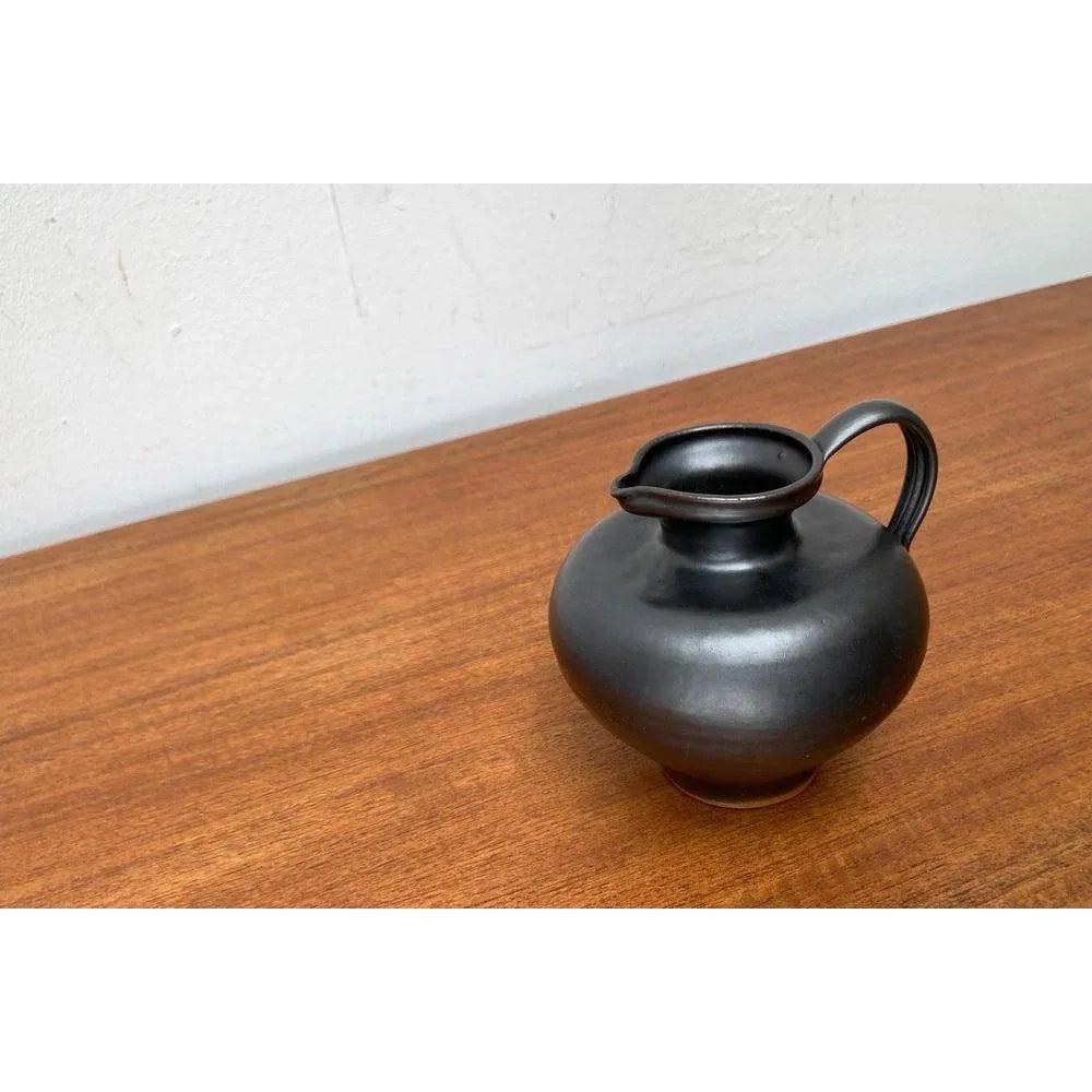 Jarrón jarra de Studio Pottery alemán de mediados de siglo de Josef Höhler, años 60, en muy buen estado. Diseñada de 1960 a 1969 Esta pieza tiene una marca de atribuciónEs completamente auténtica.

Más información:
Materiales: Cerámica
Estilos: