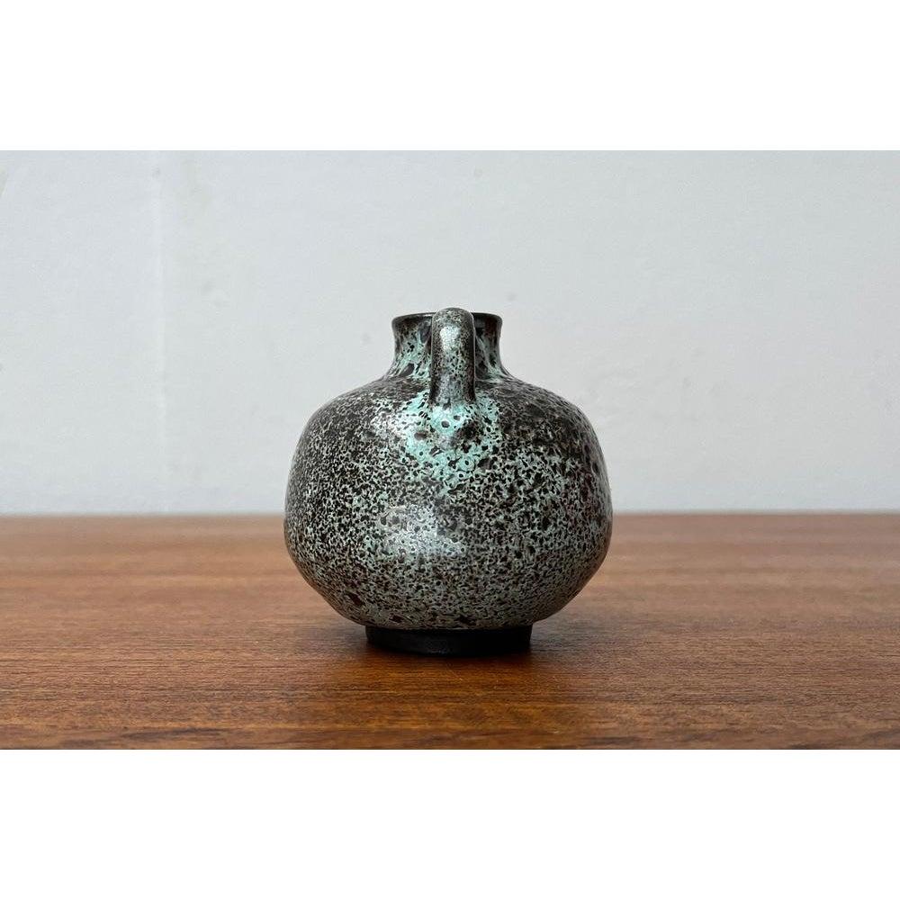 Vaso a caraffa in Studio Pottery di Monika Maetzel, 1960, in ottime condizioni. Progettato tra il 1960 e il 1969 Questo pezzo ha un marchio di attribuzione.

Informazioni aggiuntive:
Materiali: Ceramica
Colore: grigio
Stili: Medioevo Moderno
Paese